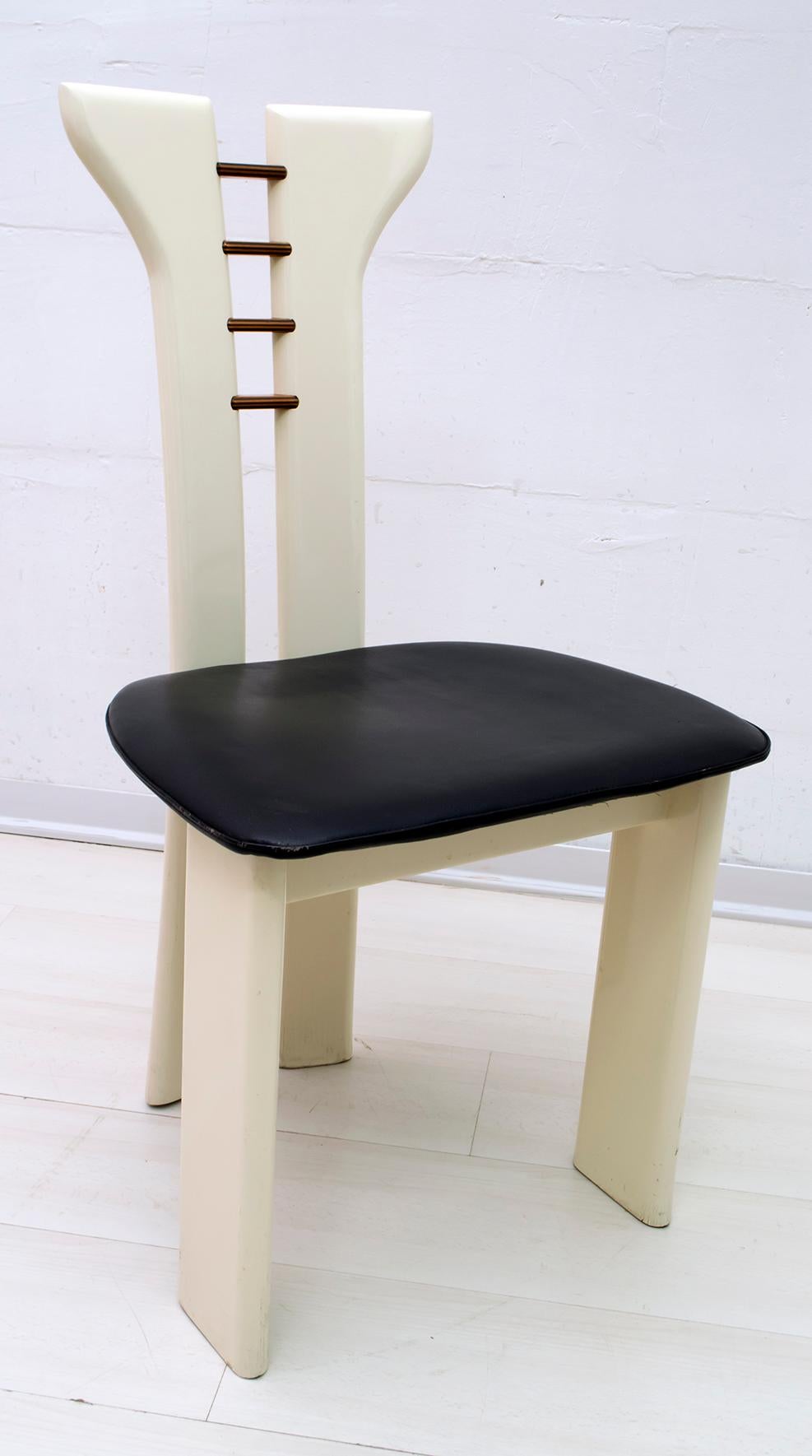 Pierre Cardin Elfenbeinfarben lackierte Stühle mit hölzernen Details und schwarzem Leder:: 1979 im Zustand „Gut“ in Puglia, Puglia