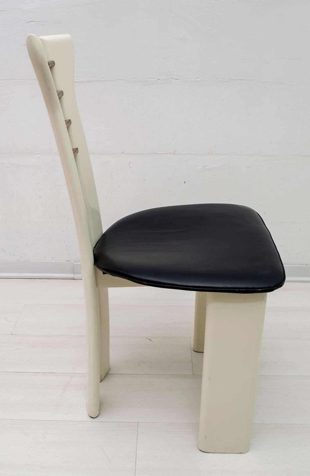 Pierre Cardin Elfenbeinfarben lackierte Stühle mit hölzernen Details und schwarzem Leder:: 1979 2