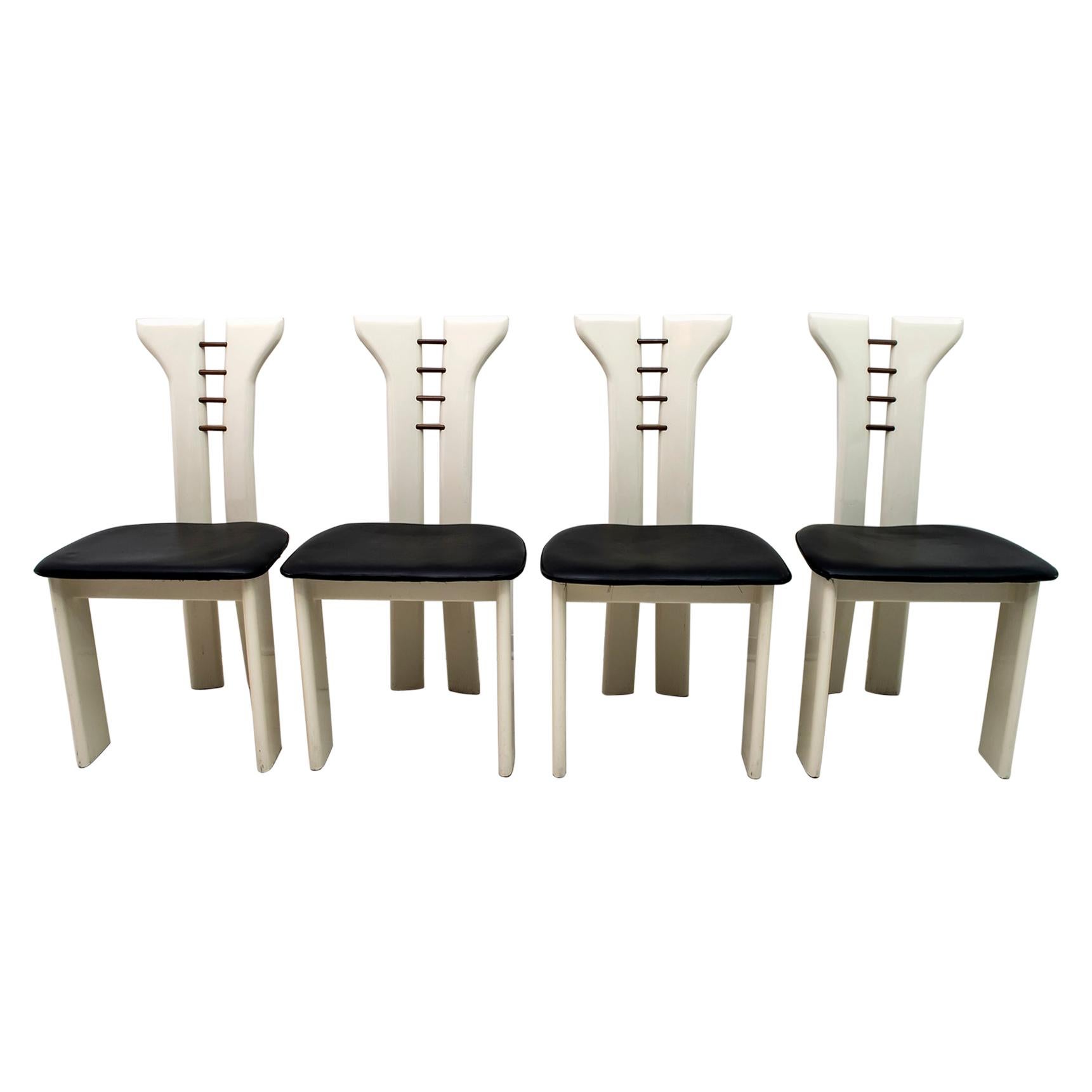 Pierre Cardin Elfenbeinfarben lackierte Stühle mit hölzernen Details und schwarzem Leder:: 1979