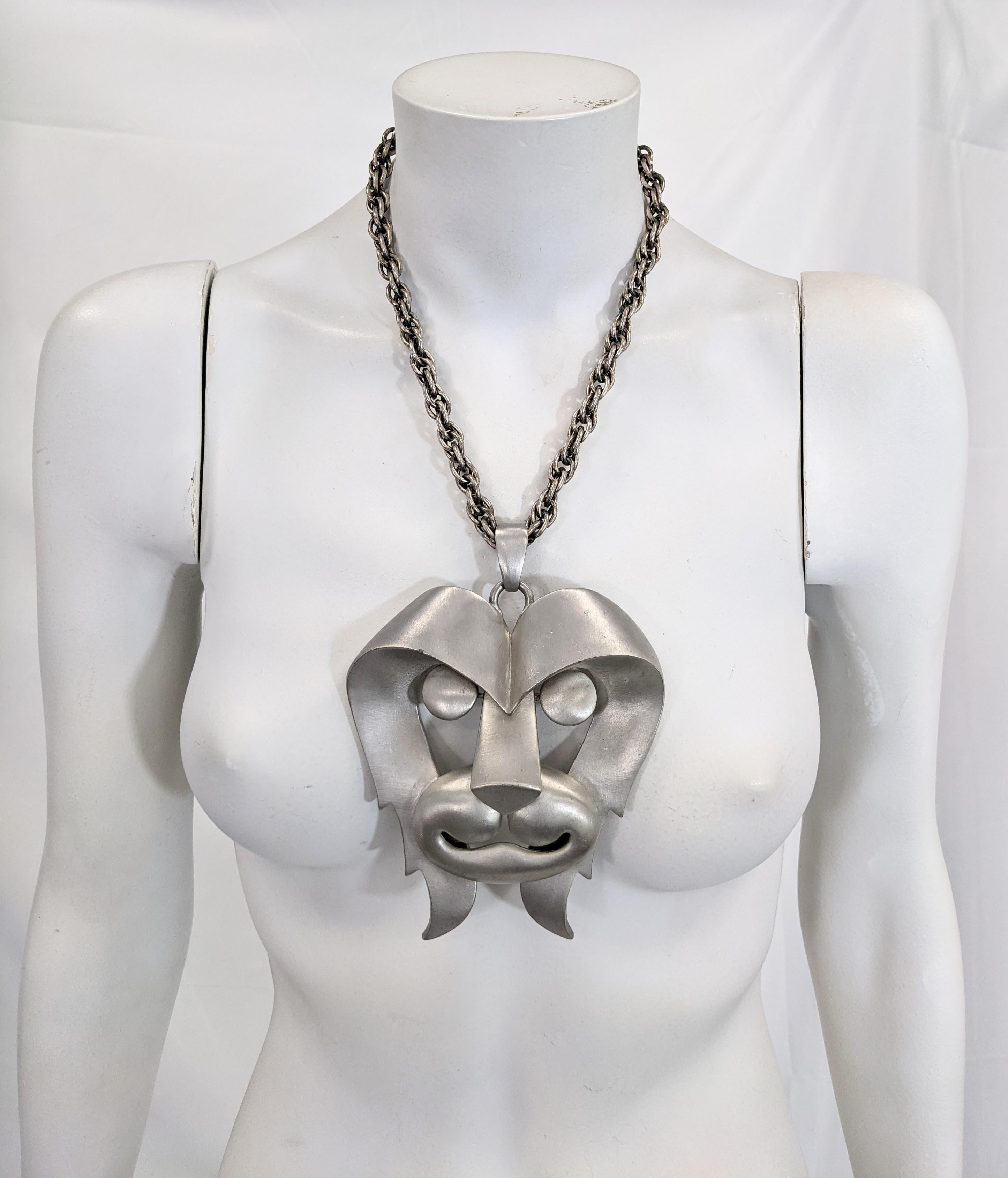 Pierre Cardin Collier pendentif tête de lion Excellent état - En vente à New York, NY