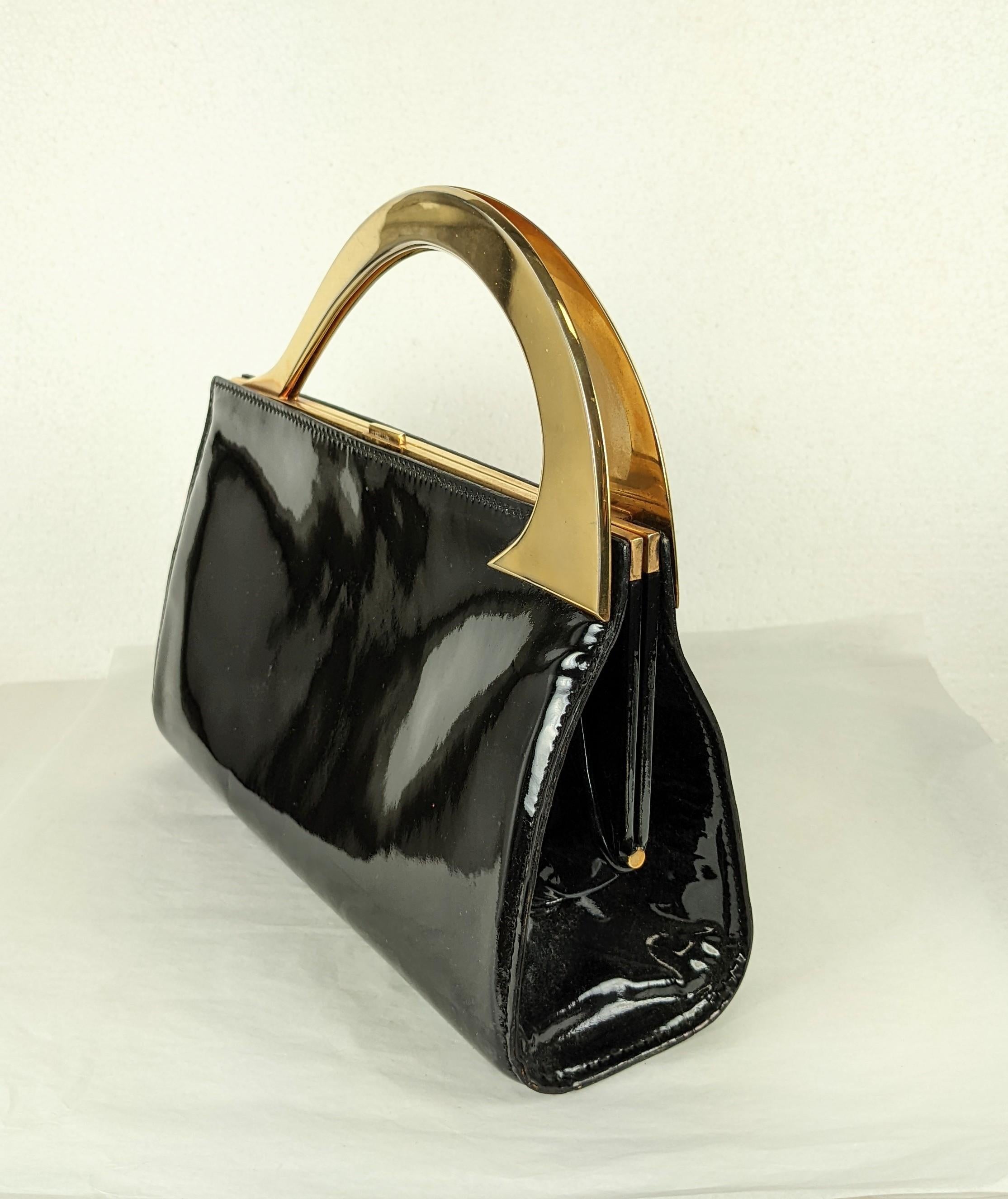 Seltene Pierre Cardin Sculptural Top Handle Patent Leder Logo Tasche aus den 1960er Jahren. Wirklich ungewöhnliche Sammeltasche mit gewölbtem vergoldetem Metallgriff in Form eines surrealen 