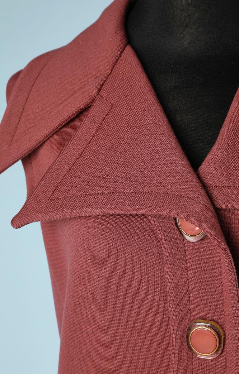 1970 Création Pierre Cardin Paris Long Coat in rosewood wool jersey, sleeveless, wide collar, arrowhead button front, silver square buttons with pink circle, tone-on-tone stitching
back width 40cm
Size 40/42 french