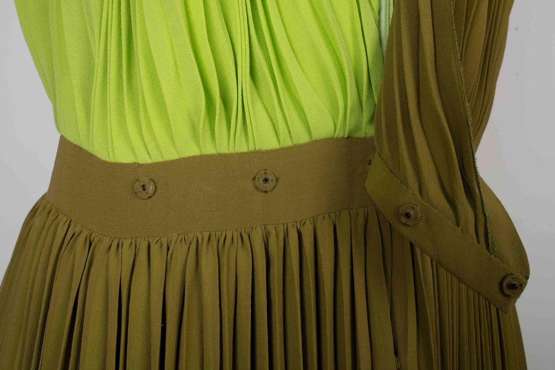 Vestido largo Pierre Cardin de crepé plisado en tonos verdes en venta 5