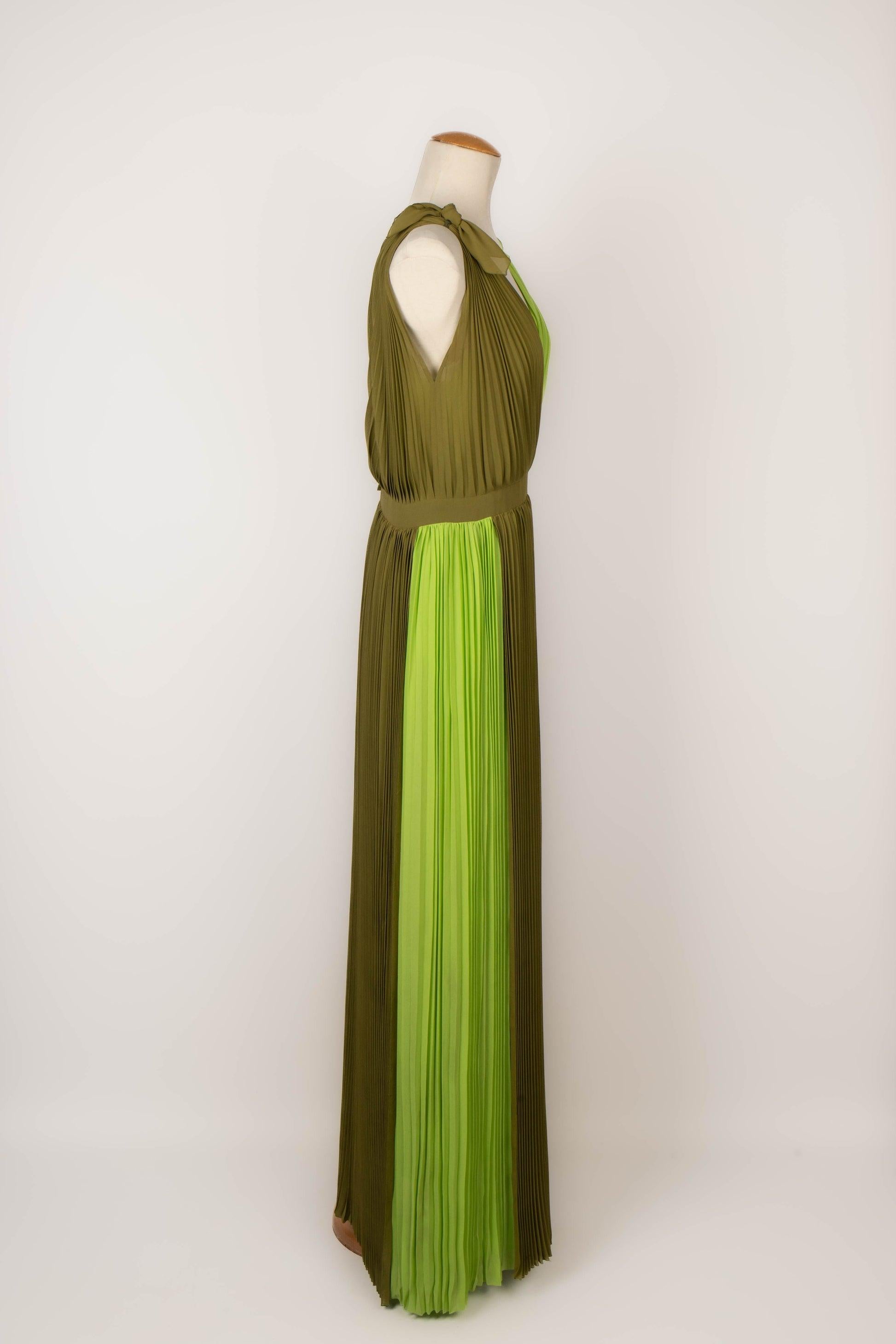 Pierre Cardin - (Made in France) Vestido largo de crepé plisado en tonos verdes. Faltan las etiquetas de talla y composición, se ajusta a una 38FR.

Más información:
Estado: Muy buen estado
Dimensiones: Pecho: 36 cm - Cintura: 36 cm - Longitud: 160
