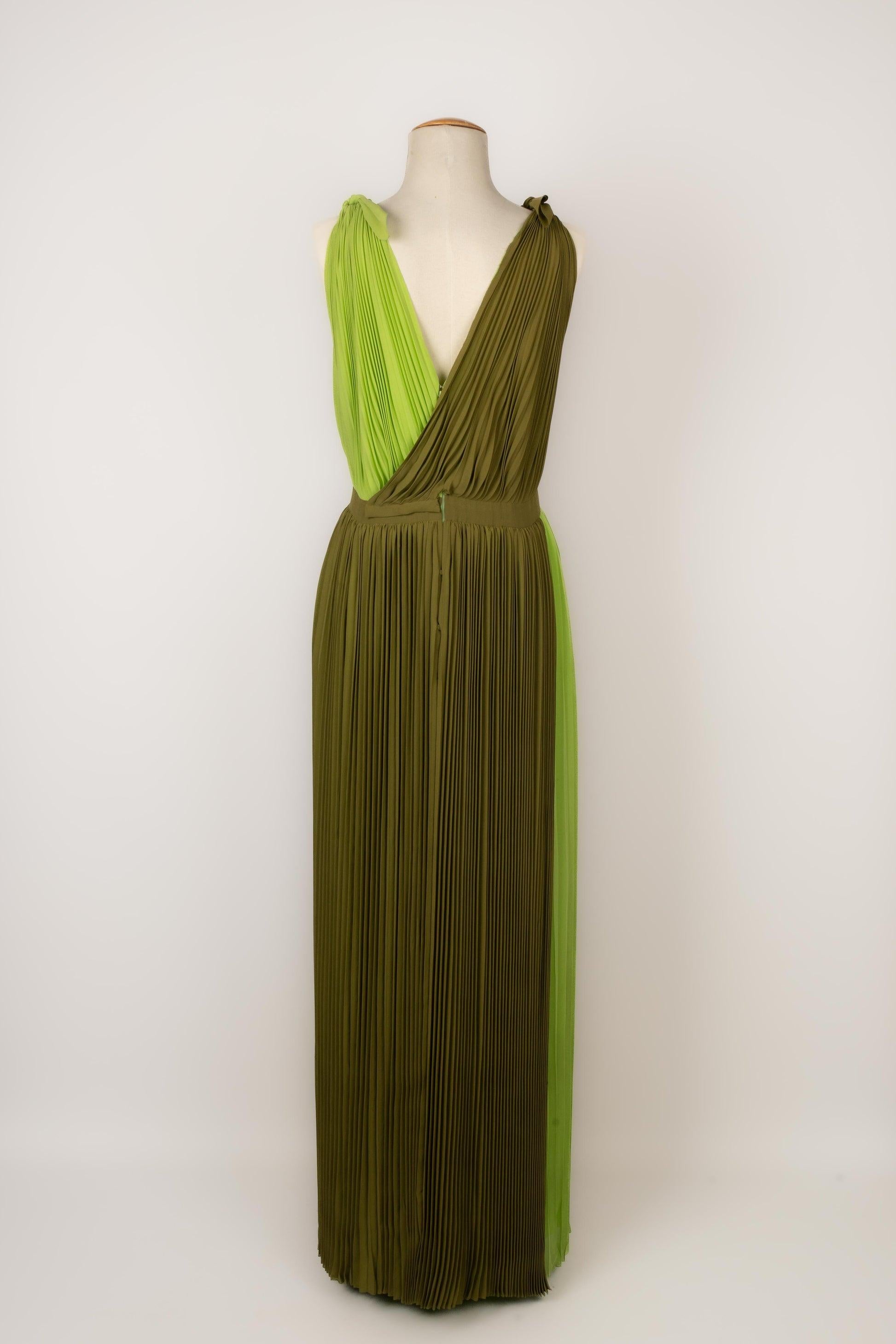 Vestido largo Pierre Cardin de crepé plisado en tonos verdes Marrón en venta