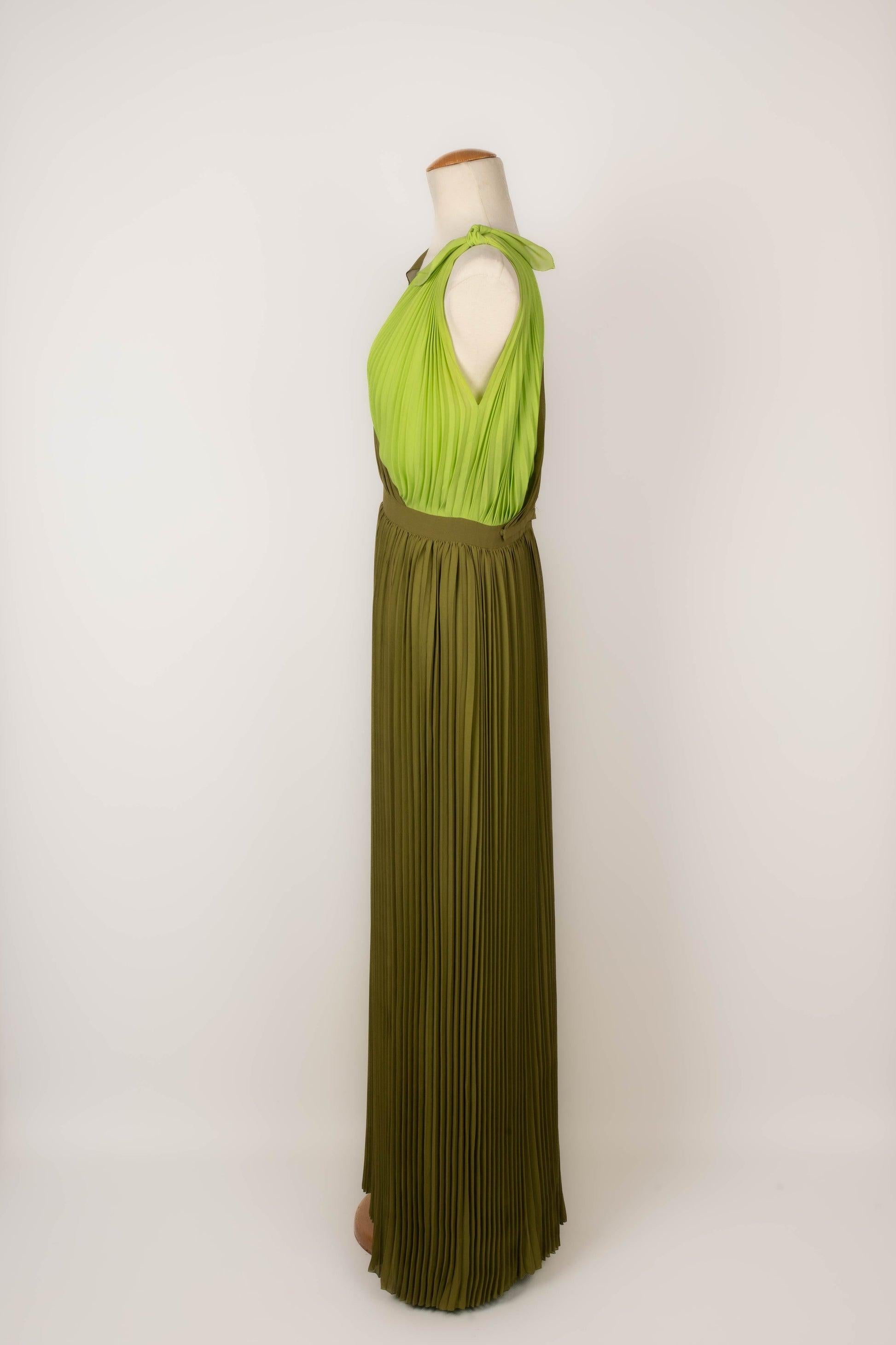 Vestido largo Pierre Cardin de crepé plisado en tonos verdes en Excelente estado para la venta en SAINT-OUEN-SUR-SEINE, FR