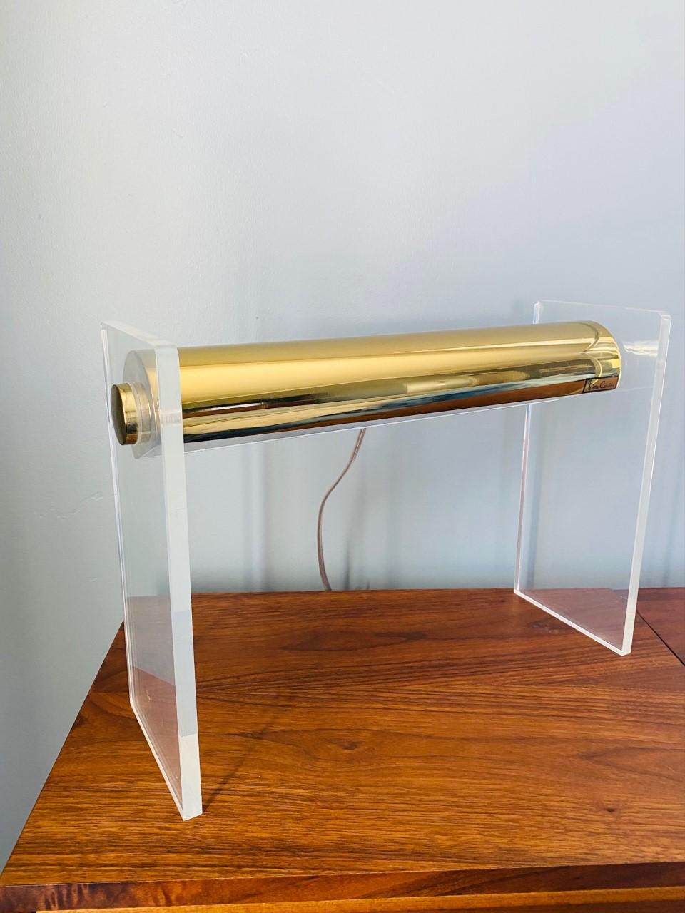 Français Pierre Cardin Lampe de table en lucite et laiton en vente