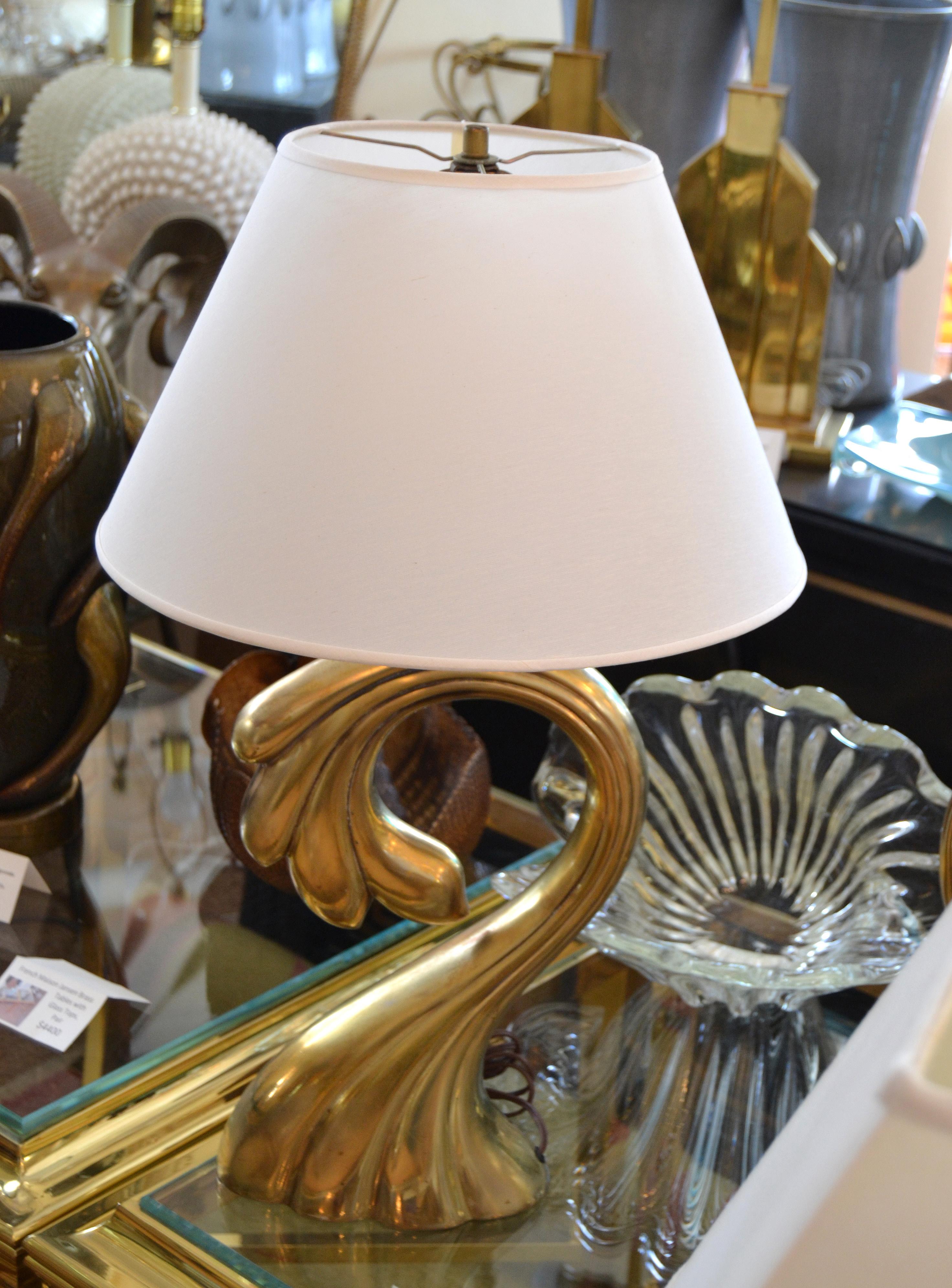 We offer a Mid-Century Modern sculptural brass table lamp from the 1970s in the manner of Pierre Cardin manufactured by Heyco.
In perfect working condition and uses a max. 75 watts light bulb.
Note: We have no shade, harp or finial with it.
 