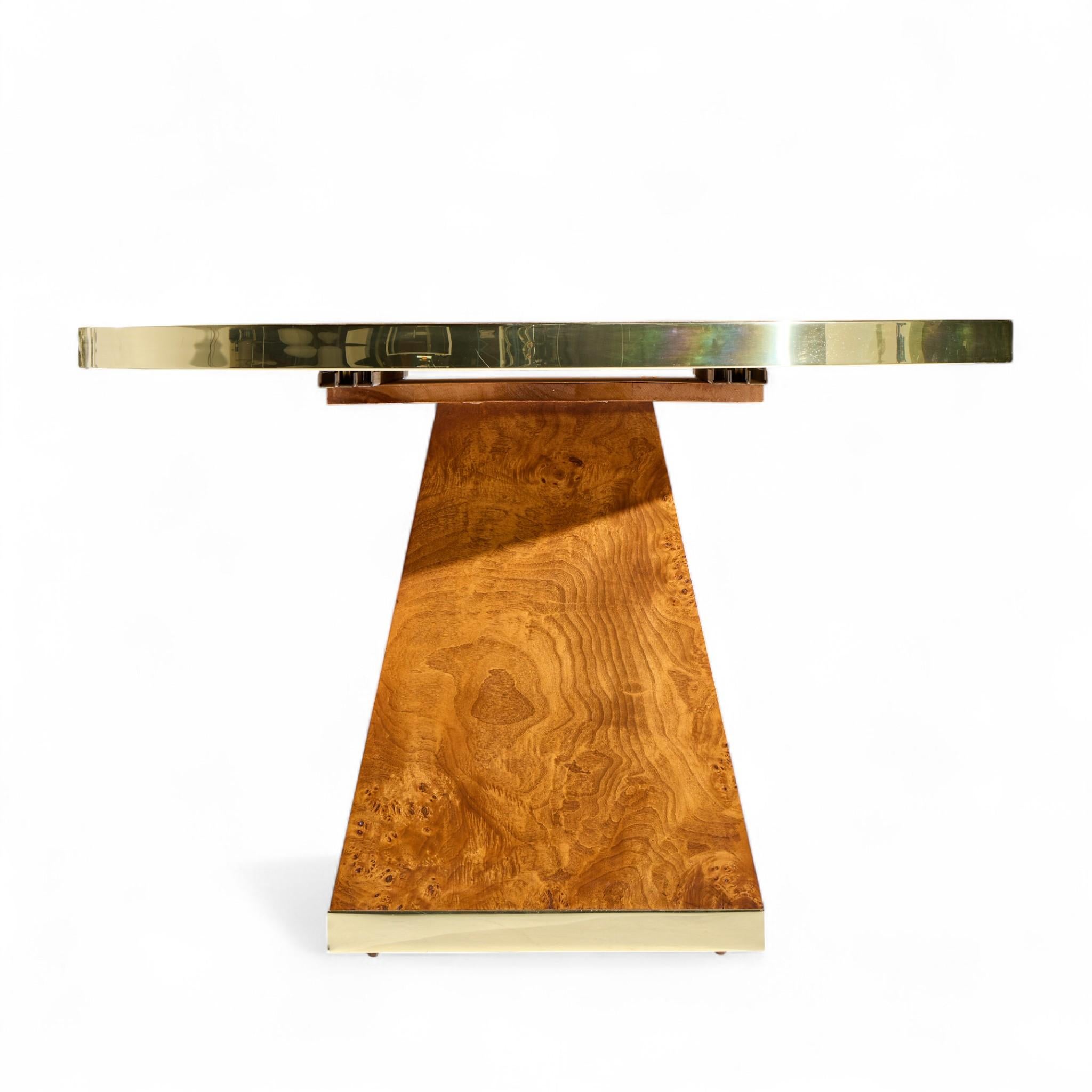 Pierre Cardin Mid Century Burlwood and Brass Exanding Dining Table with 1 Leaf (Table de salle à manger à rallonge) Bon état - En vente à Franklin Park, IL