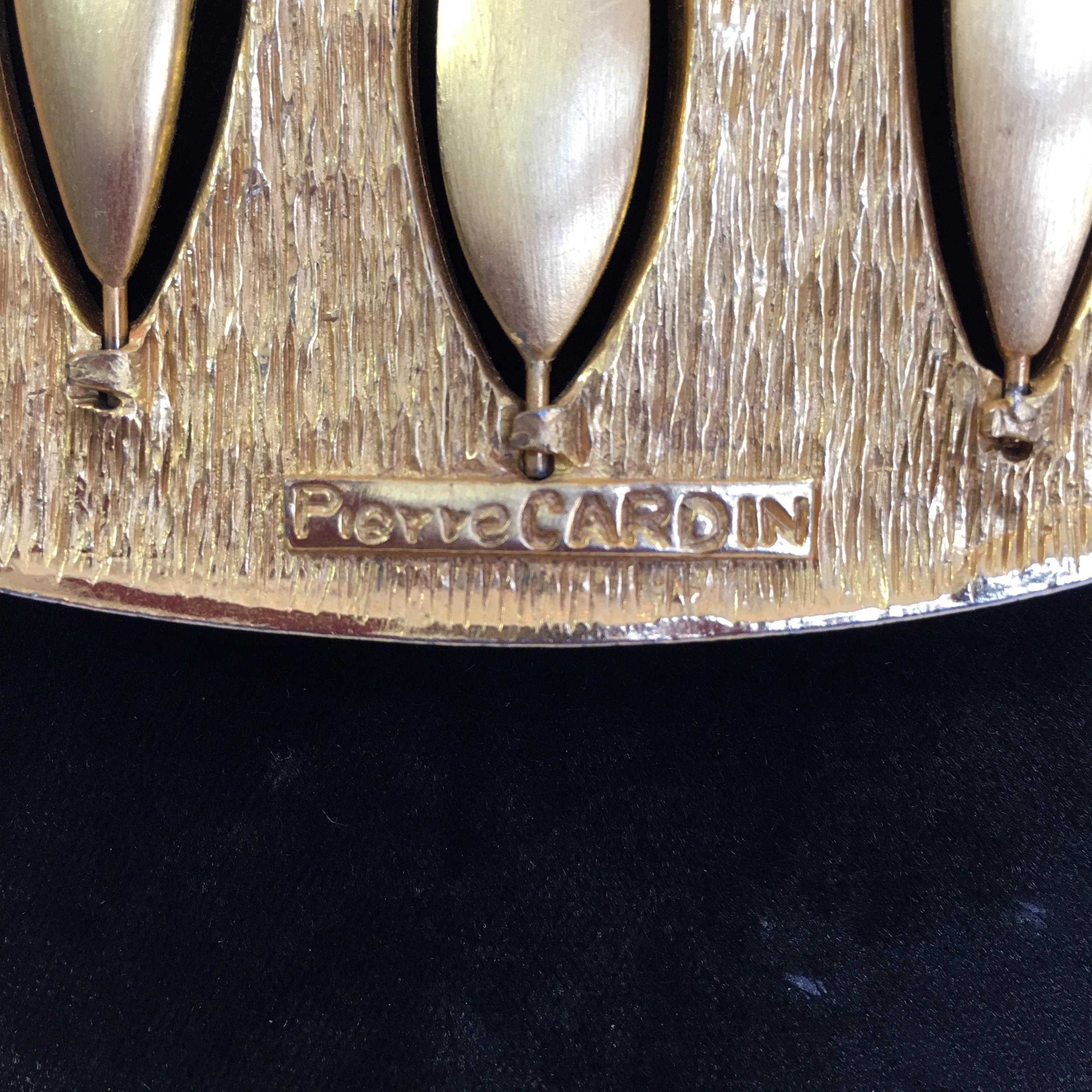 Moderniste Pierre Cardin, collier moderne du milieu du siècle dernier, de couleur or et émail en vente