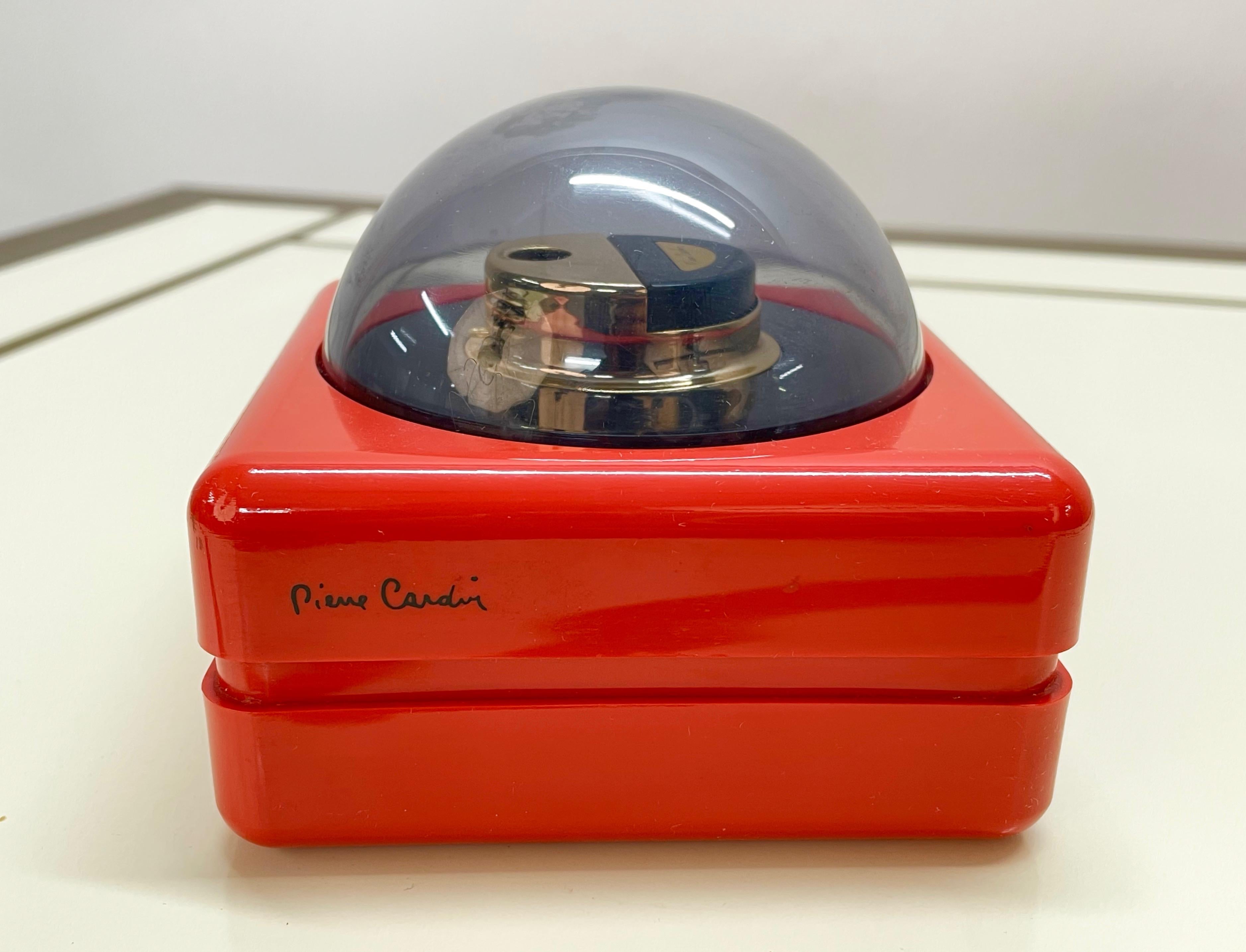 Pierre Cardin Midcentury Red Plastic and Plexiglass French Table Lighter, 1970 In Excellent Condition In Roma, IT