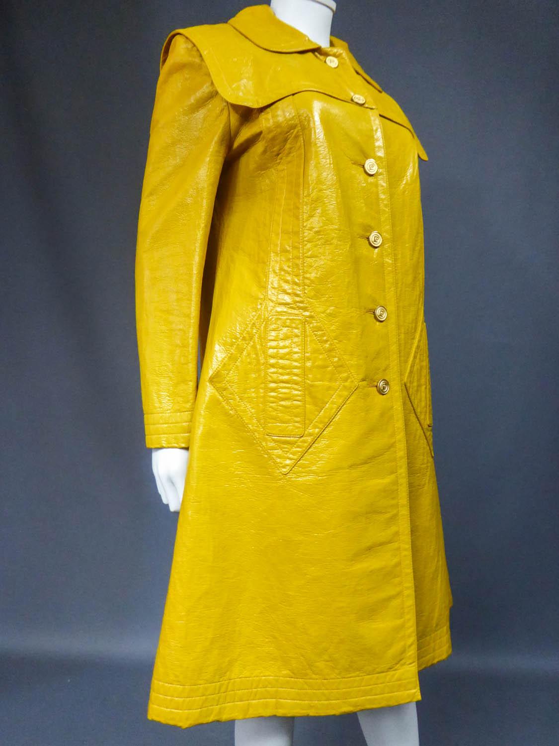 Pierre Cardin Modernist Coat in Mustard Yellow Vinyl Circa 1970 In Excellent Condition In Toulon, FR