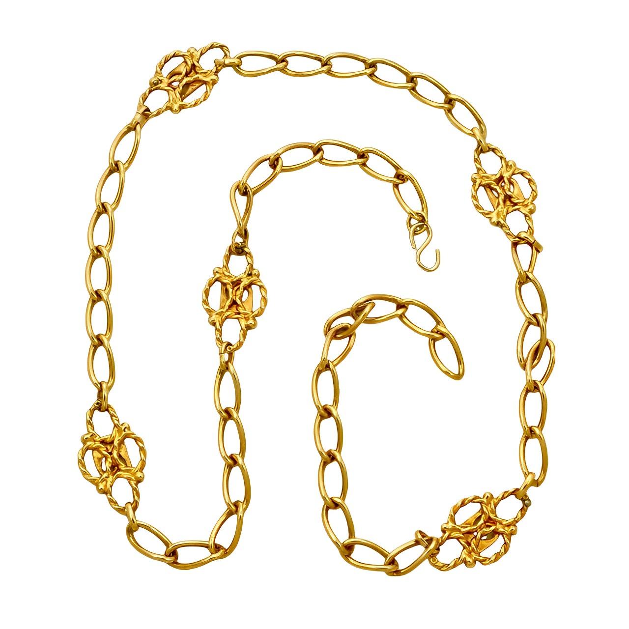 Pierre Cardin adjustable gold plated chain link belt, with ornate rope twist and monogram detail. Measuring length 108 cm / 42.5 inches, and the monogram detail is width 2.6 cm / 1 inch. The belt is in very good condition with some minor wear to the