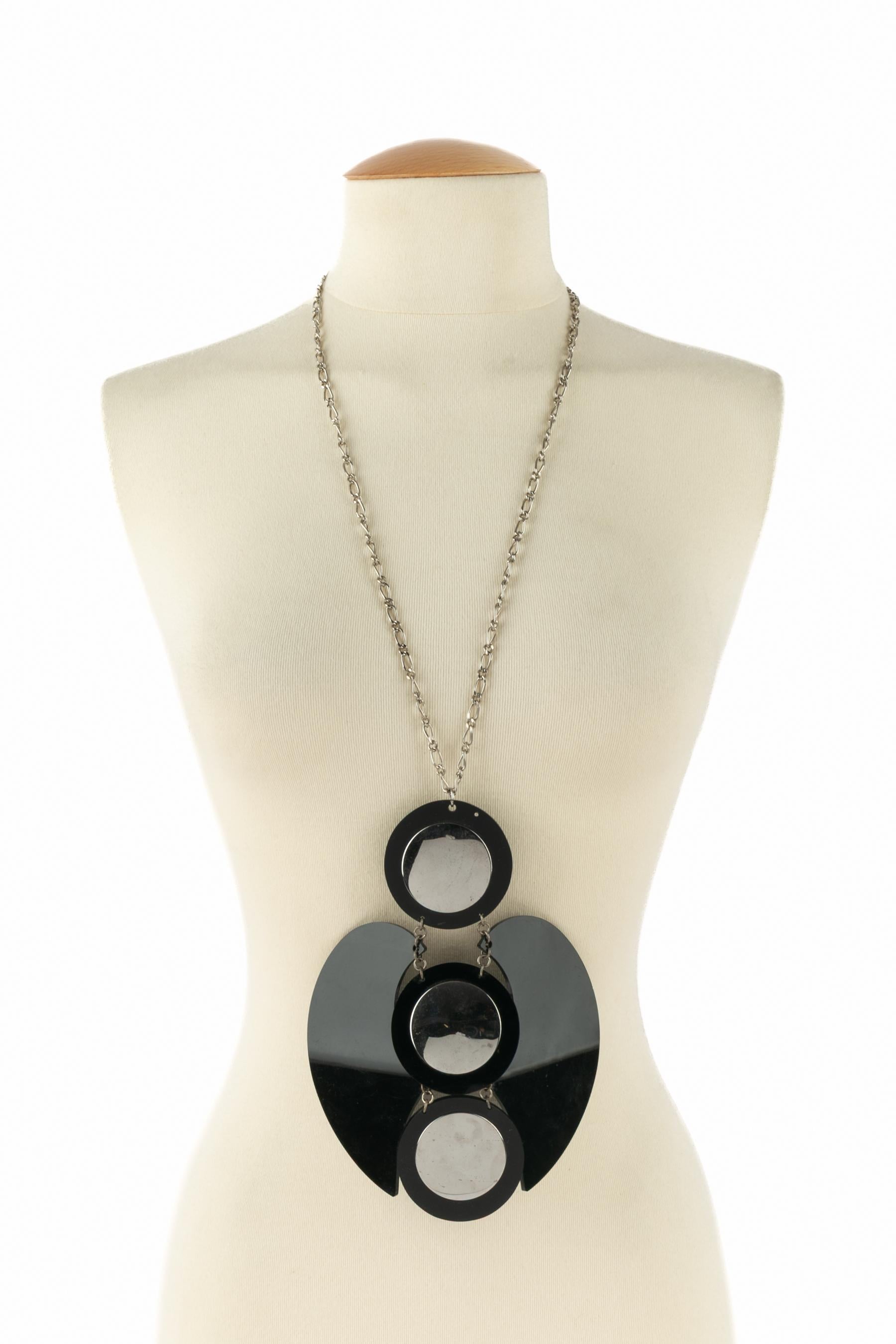 PIERRE CARDIN - Silvery metal chain necklace with an impressive pattern made of black bakelite and silvery metal. Not signed, attributed to Pierre Cardin.

Condition:
Good condition

Dimensions:
Length: 77 cm

SKU:BC182


