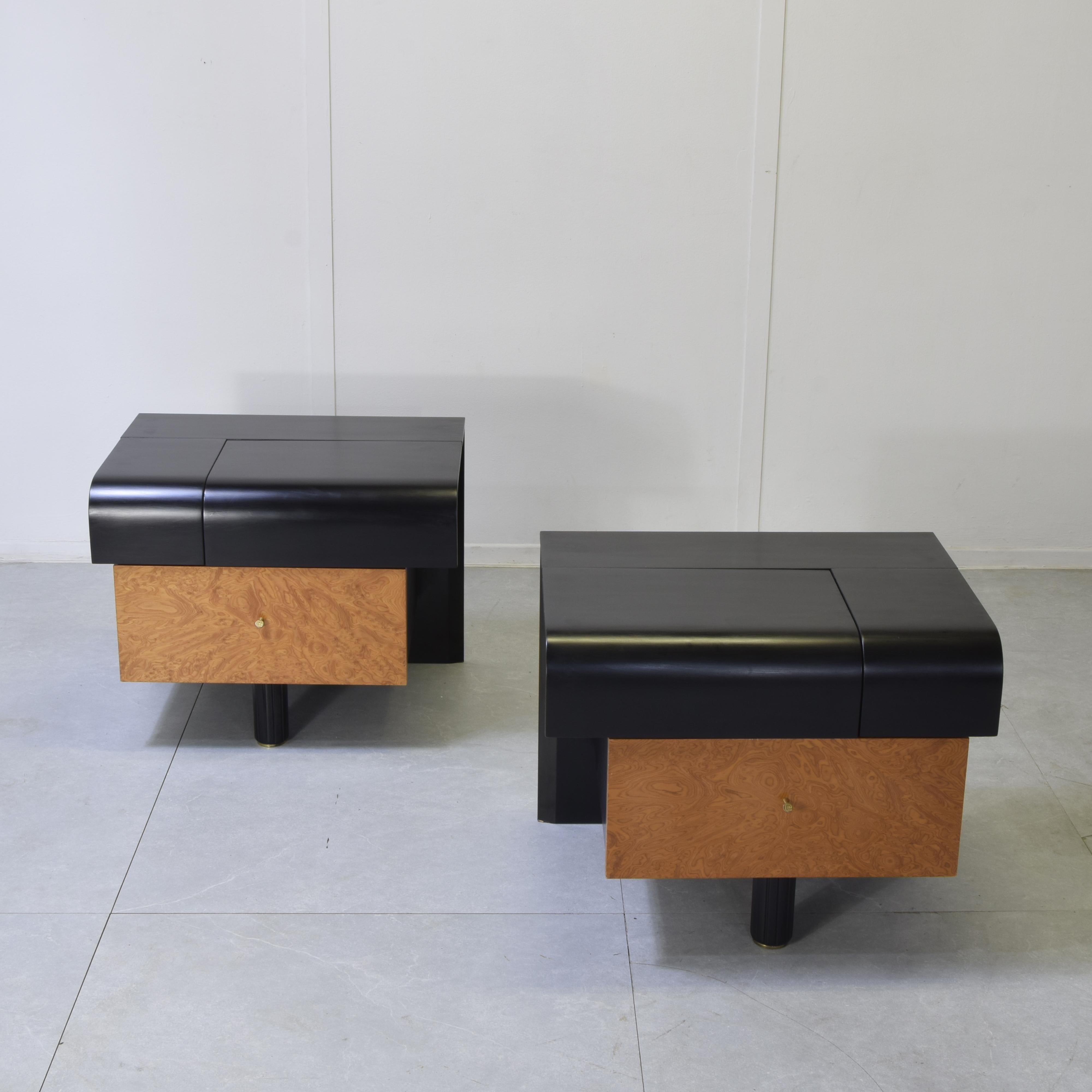 La combinación de laca negra brillante, madera nudosa y líneas curvas y esculturales son las señas de identidad del elegante y futurista diseño de muebles de Pierre Cardin de los años setenta y ochenta.
Pierre Cardin (conocido diseñador de moda)