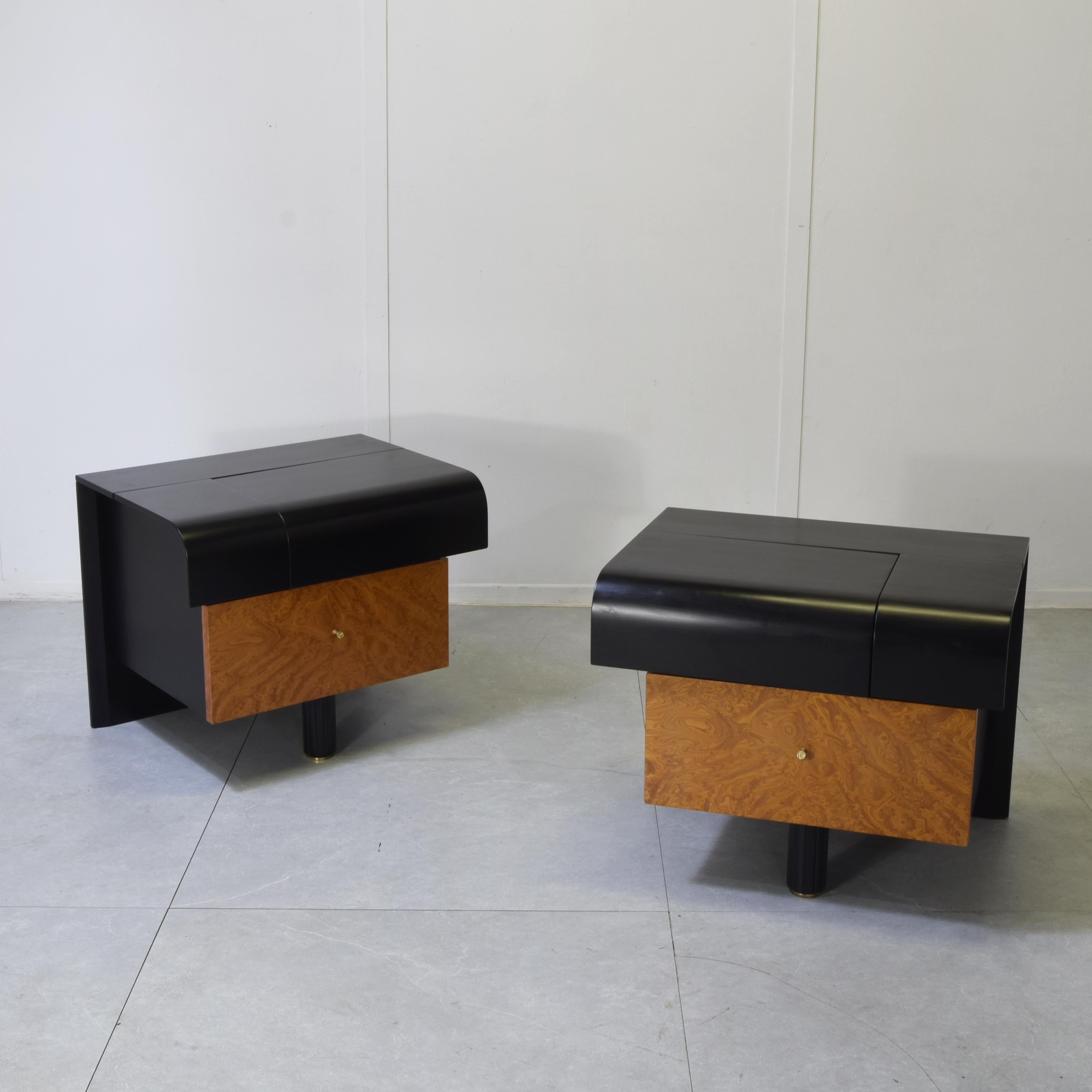 Mesitas de noche Pierre Cardin años 70. Nogal en venta