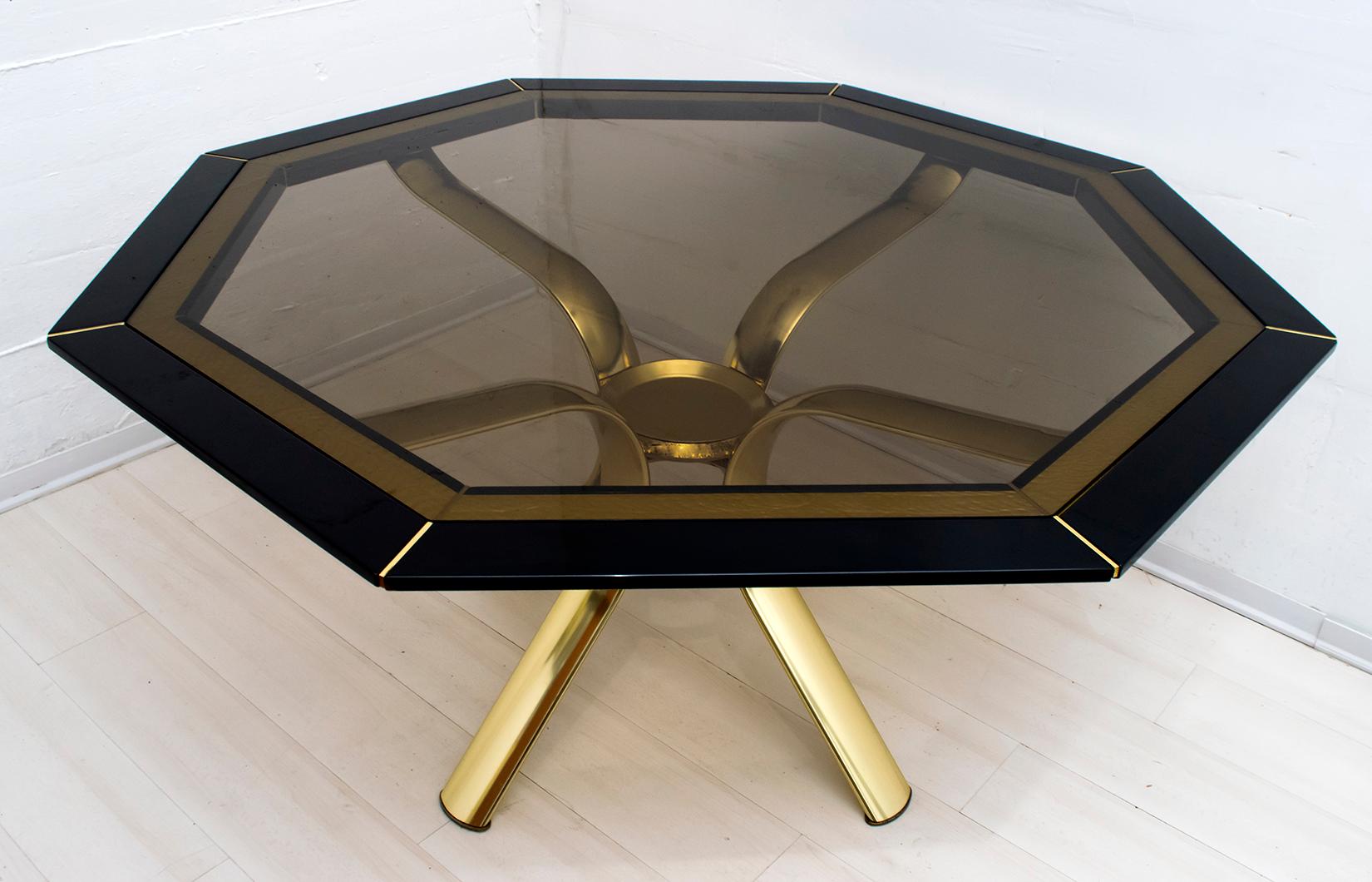 Table de salle à manger octogonale Pierre Cardin en laque noire avec inserts et base en laiton en vente 3