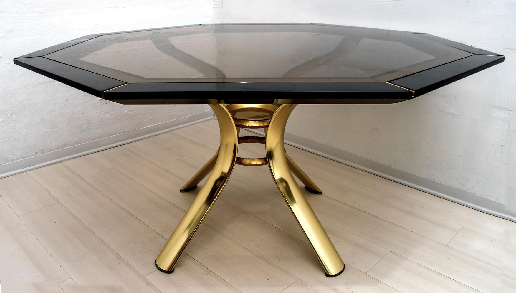 Regency Hollywoodian dining table in the style of Maison Jansen, designed by the French designer Pierre Cardin in the 1980s.

This large octagonal table has the structure of the top in black lacquered wood, with brass inserts and a band in