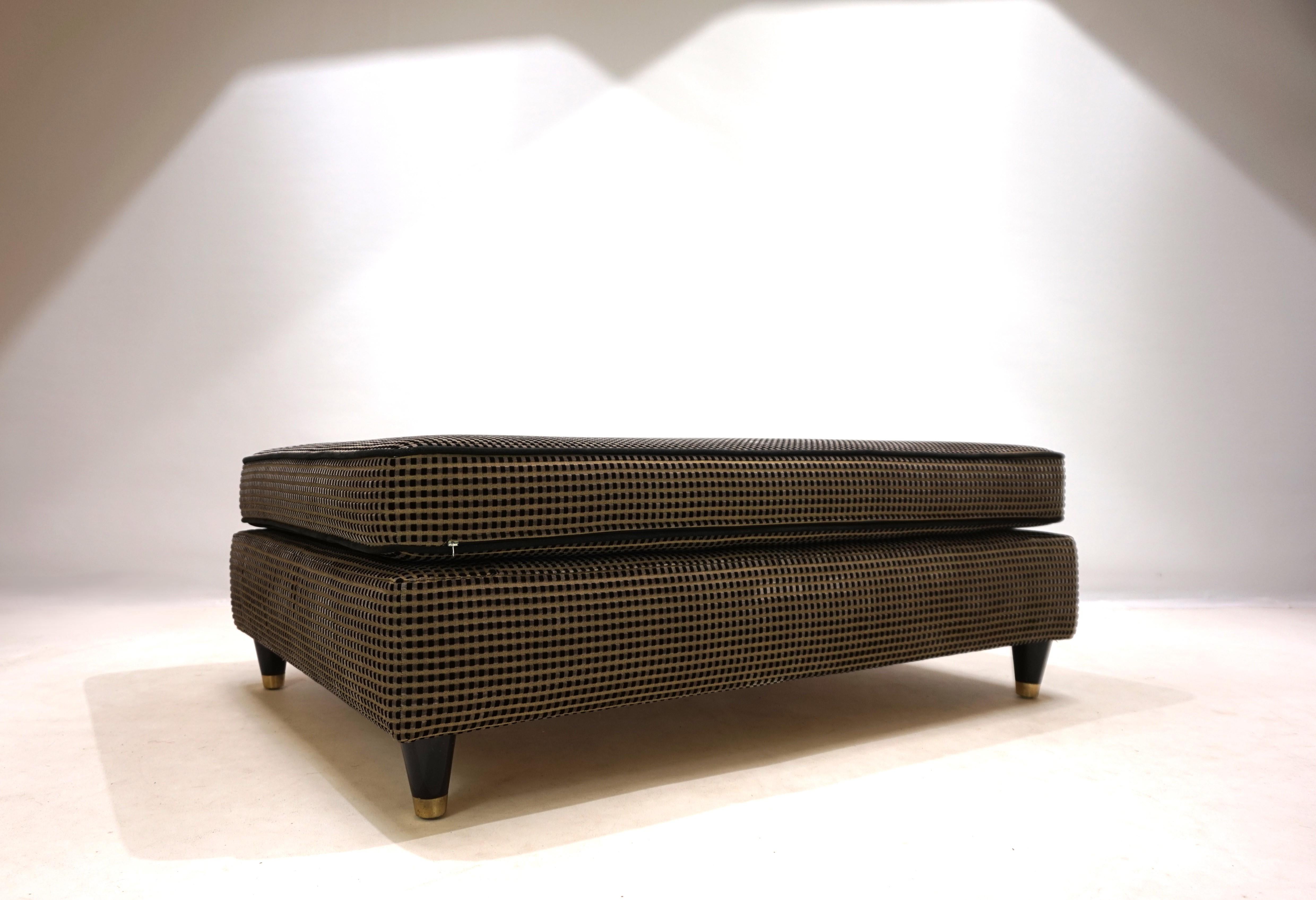 Un ottoman Pierre Cardin en version longue qui peut également servir de table basse. La sellerie est en parfait état et offre un excellent confort d'assise. Le tissu velouté, qui ne présente pratiquement aucune trace d'usure, est de couleur