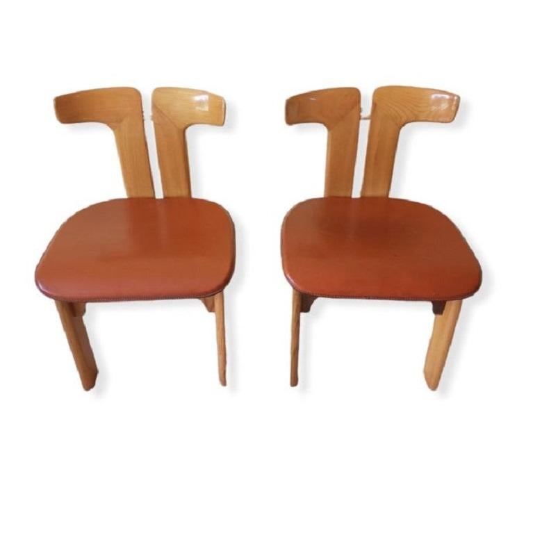 Pierre Cardin, pair of dining chairs, walnut, leather, Italy, circa 1970.

This sculptural chair is designed by French designer Pierre Cardin (1922-2020). The curved back highlights the qualities of the wood and its shape in an unparalleled manner.
