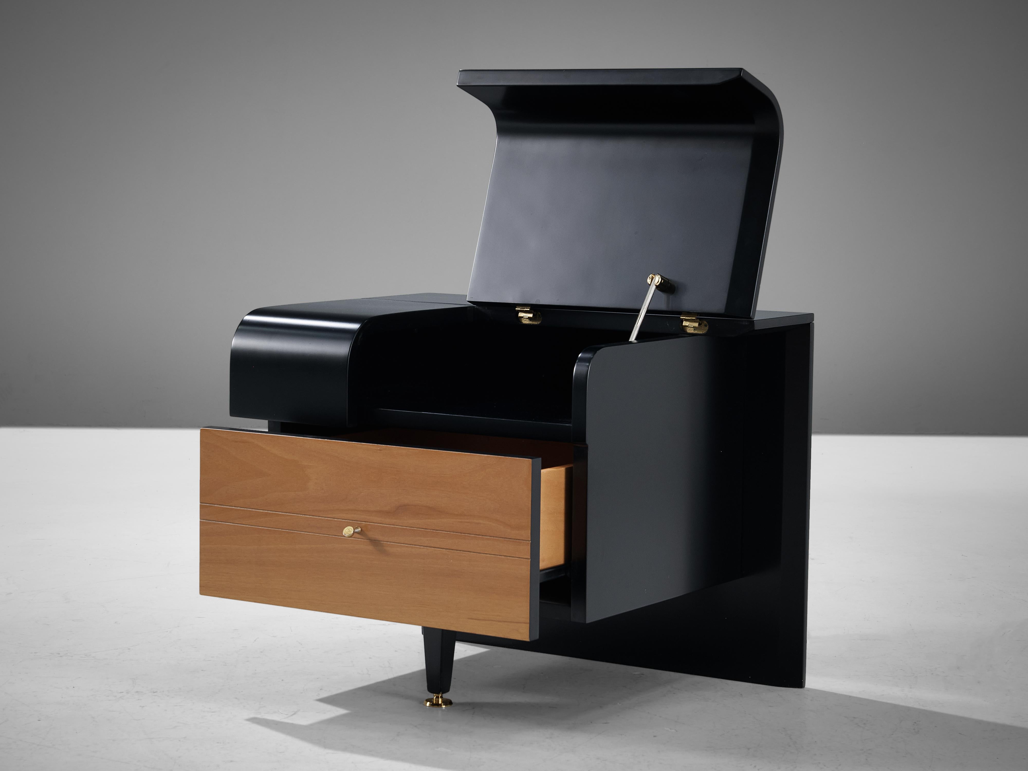 Paire de tables de nuit Pierre Cardin en noyer et laiton 3