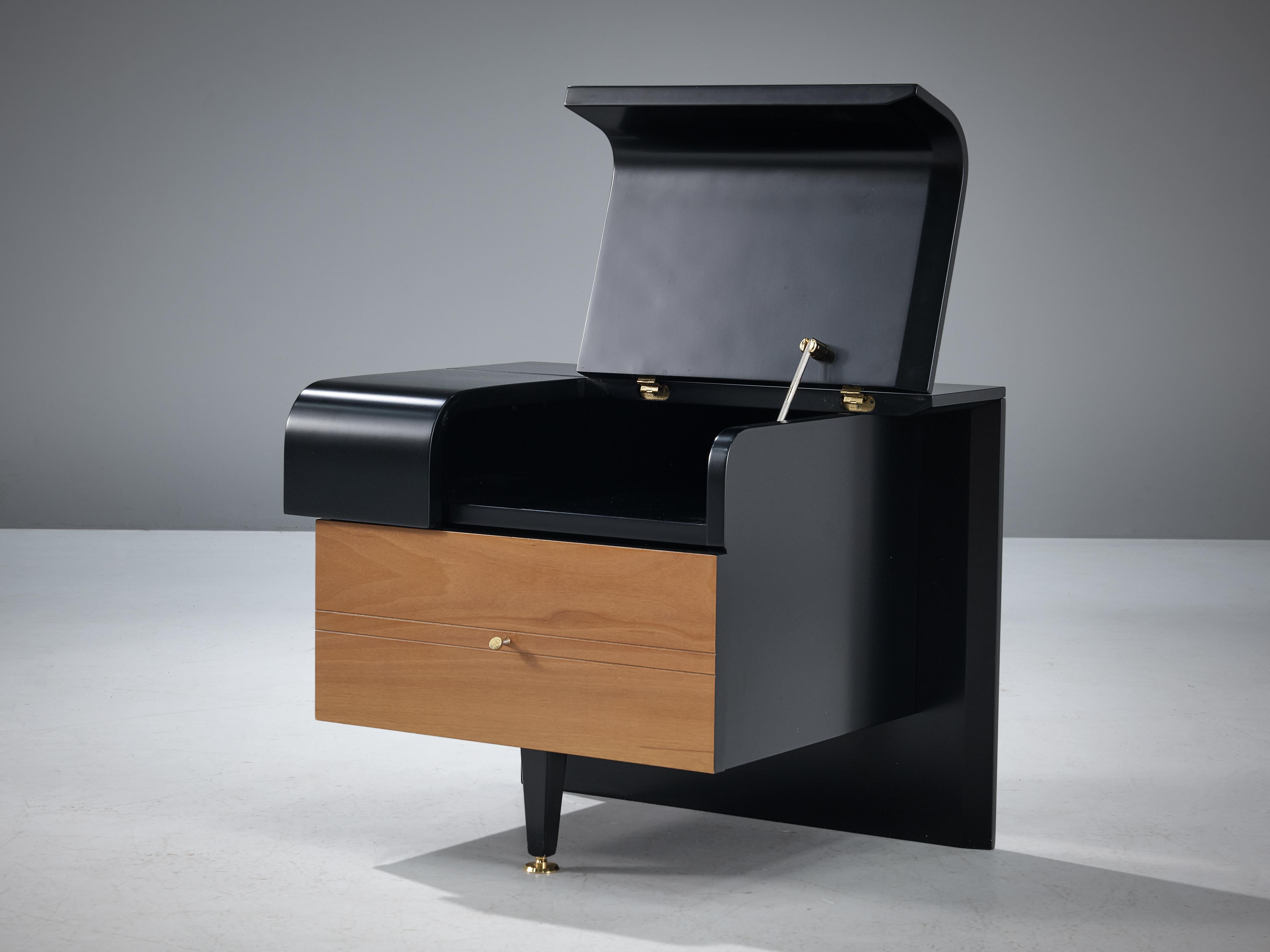 Paire de tables de nuit Pierre Cardin en noyer et laiton 4