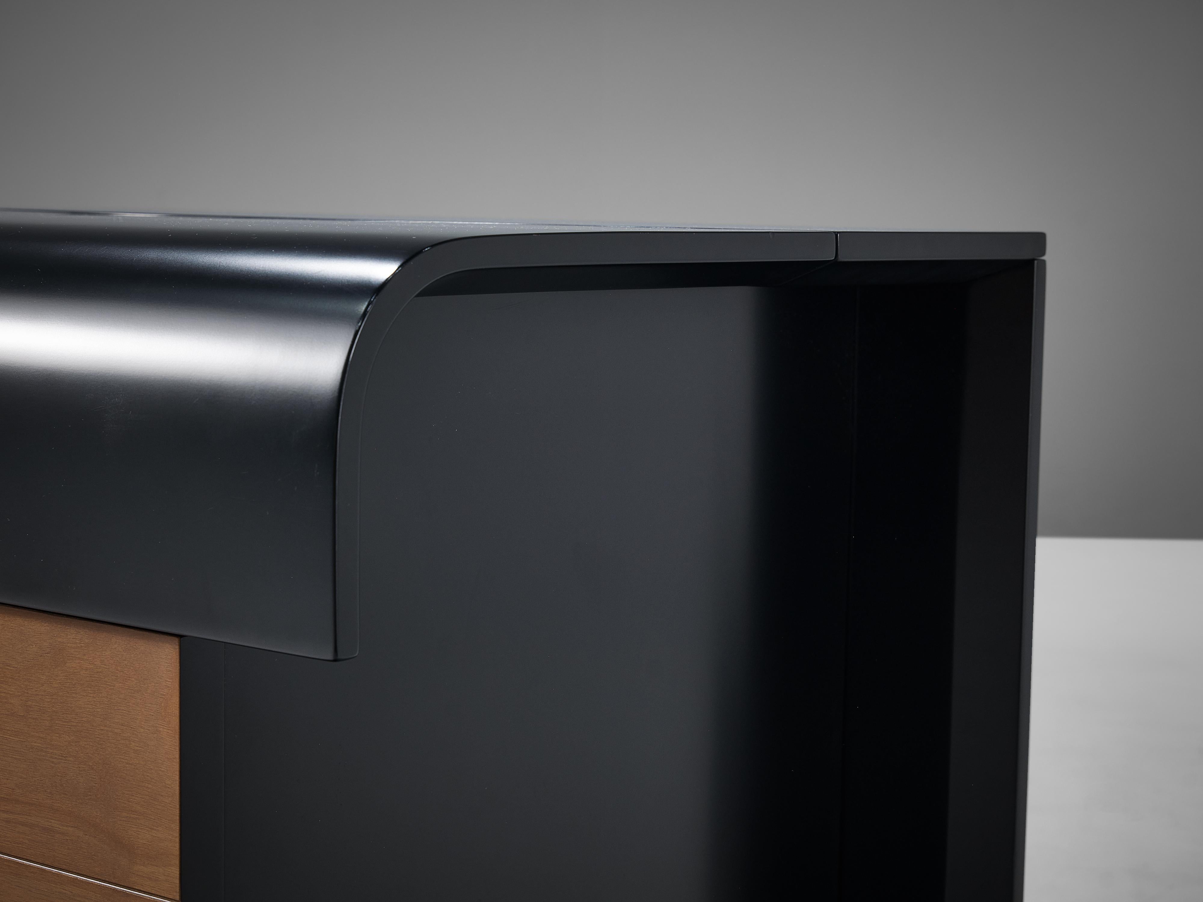 Paire de tables de nuit Pierre Cardin en noyer et laiton 6
