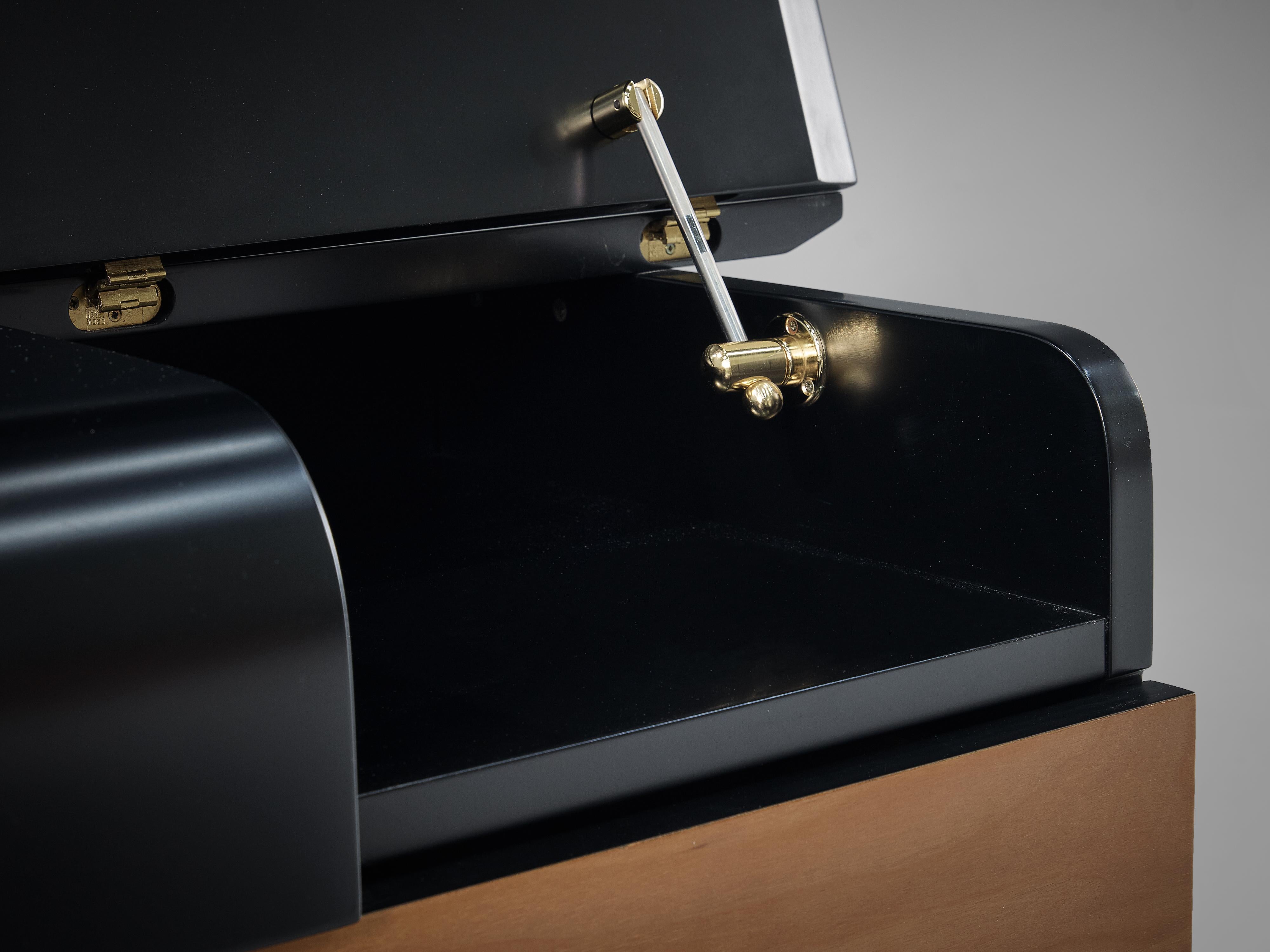 Paire de tables de nuit Pierre Cardin en noyer et laiton 7