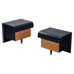 Paire de tables de nuit Pierre Cardin en noyer et laiton