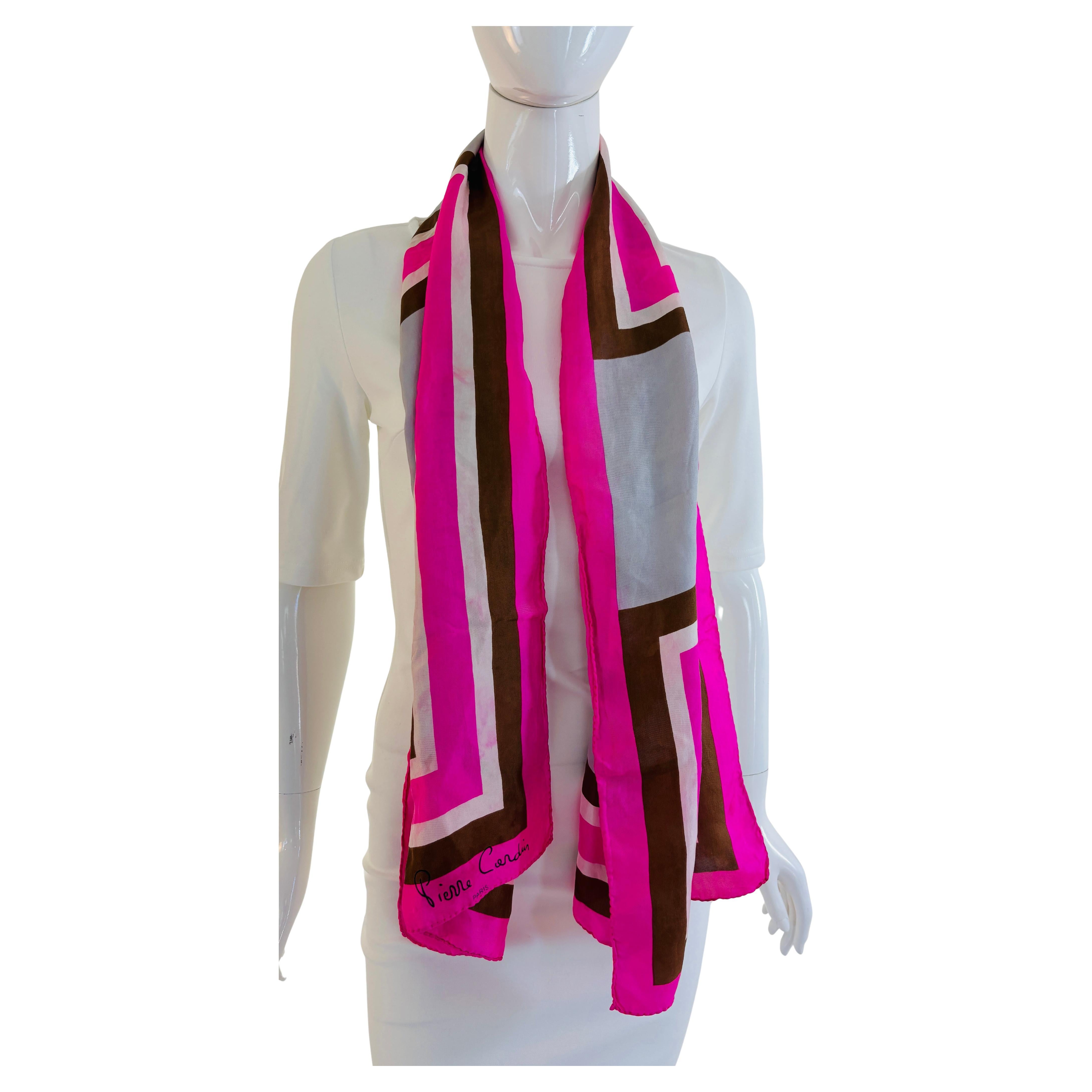 Pierre Cardin Paris farbenfroher Schal mit abstraktem Muster.
Ein farbenfroher Schal mit abstraktem Druck von Pierre Cardin, Paris. 
Der Schal hat eine rosa Umrandung und ein Muster in einer Kombination aus Rosa, Braun, Grau und Weiß.
Dieser Schal