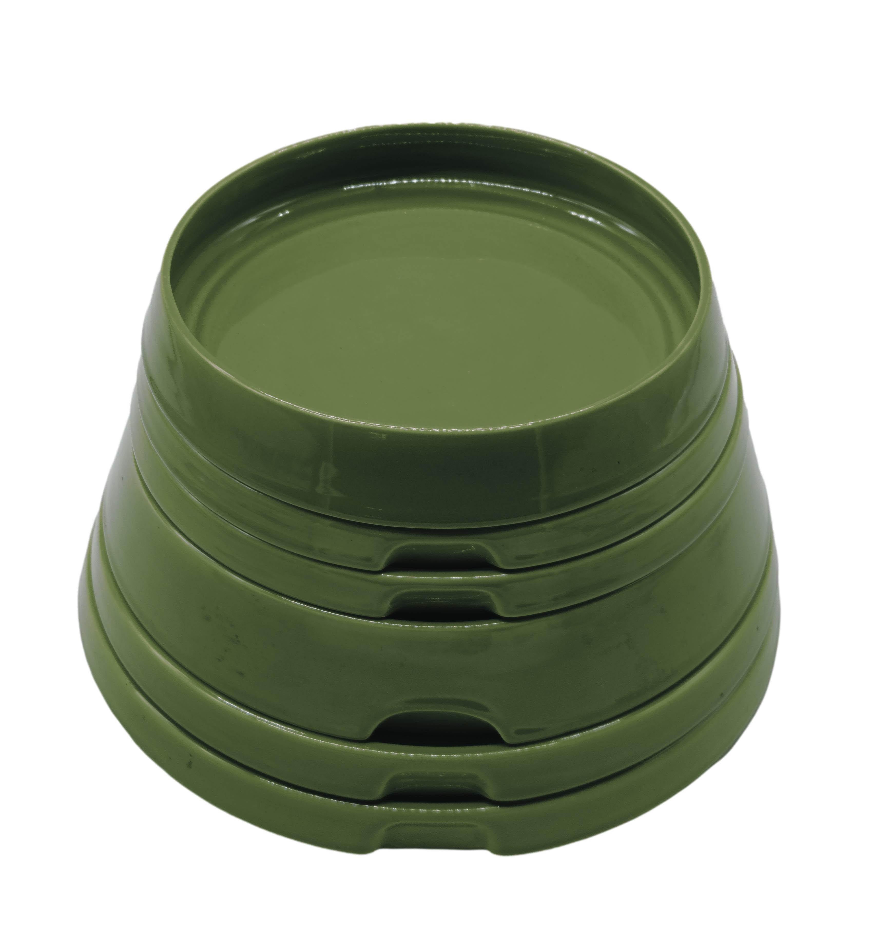 El MoMA y Architonic atribuyen el diseño de este fabuloso servicio de mesa de conos apilables de cerámica verde vibrante a Joe Colombo para la tienda Espace Pierre Cardin de París en 1970. Según otras fuentes, fue diseñada por el ceramista italiano
