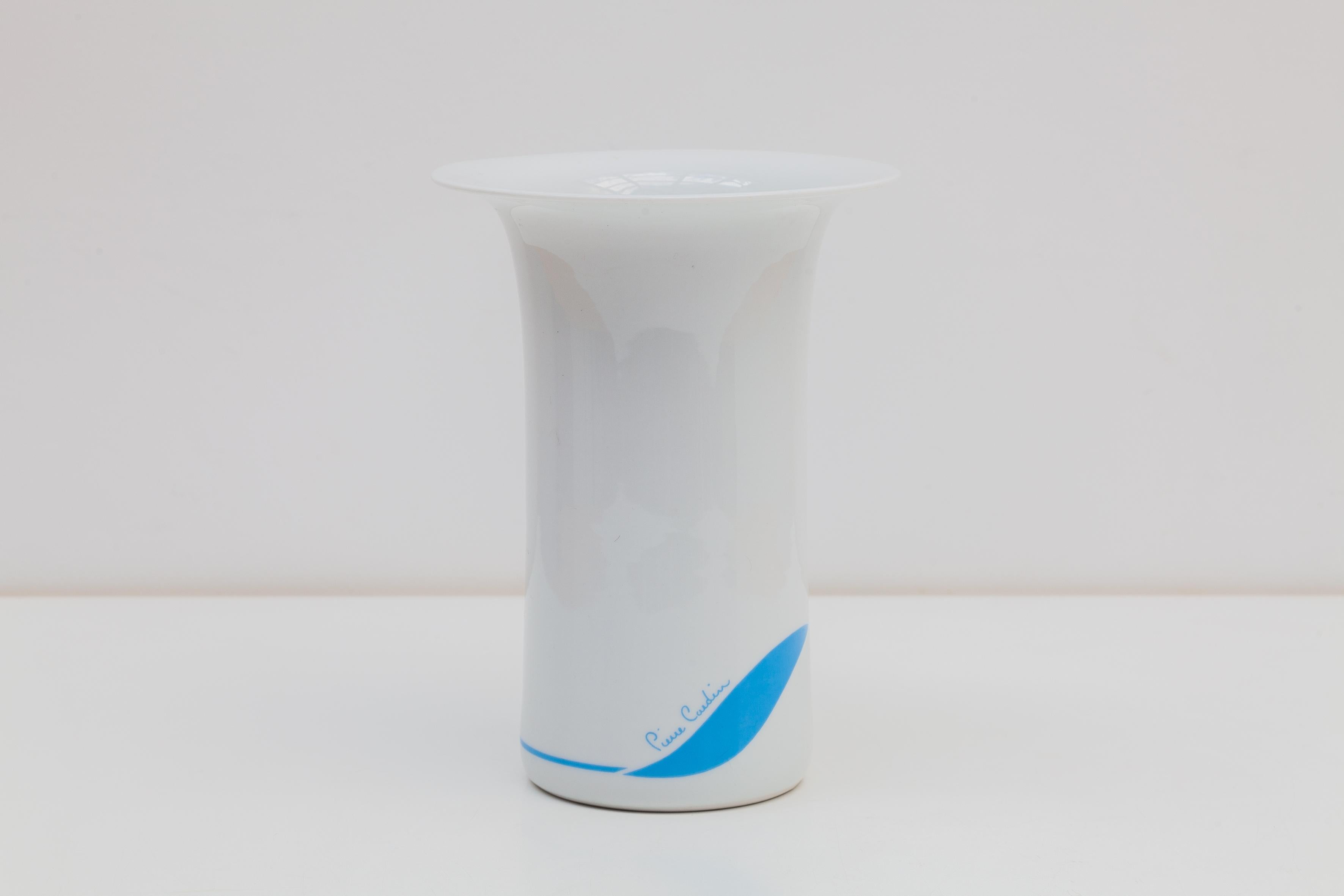 Beautiful flower vase made in white cylindrical porcelain, designed by Pierre Paulin, also with a logo on the vase, which is consistently applied to all his ceramiques of this setting. Also made in red, 1960s, France.
Beautiful proportions, sober