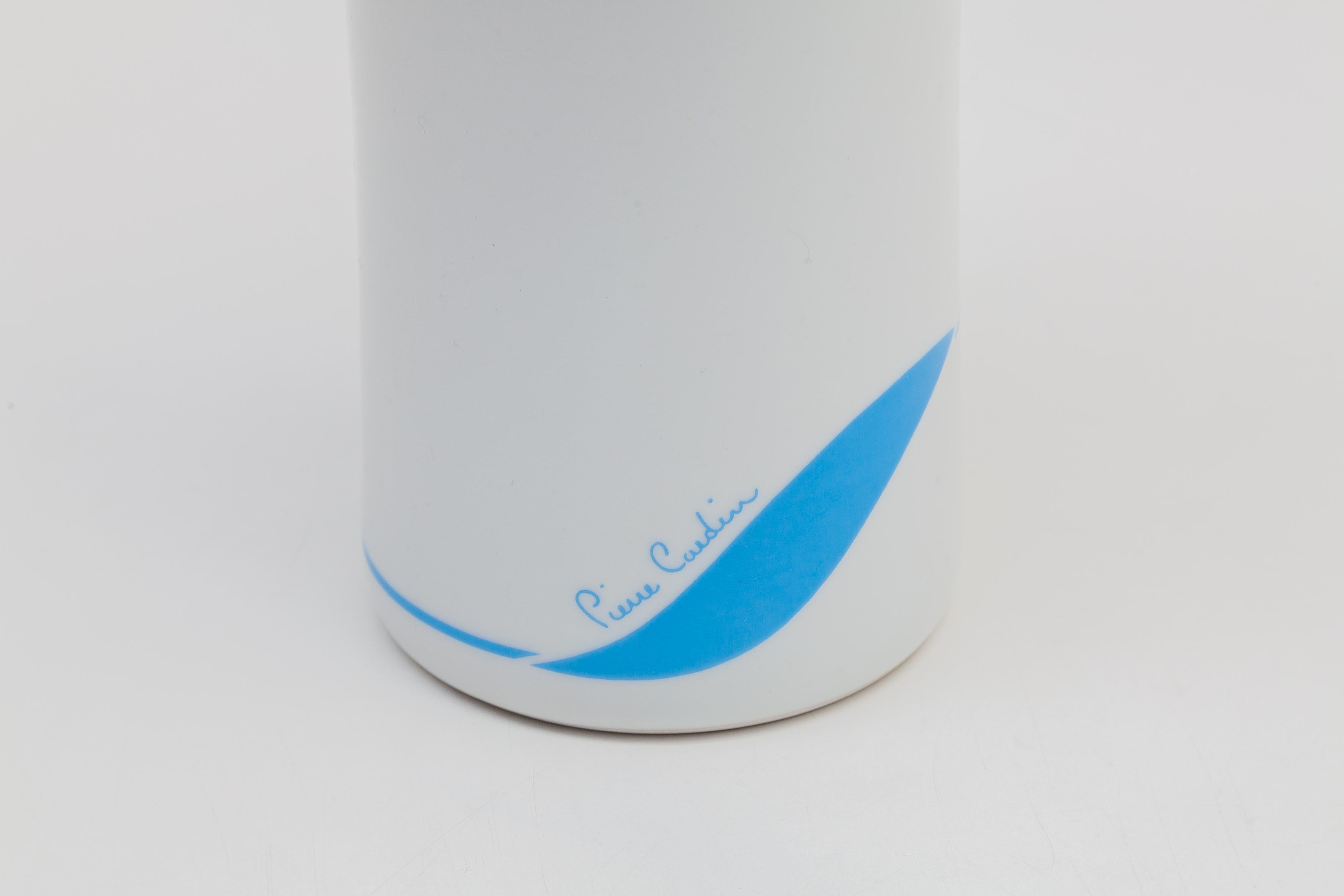 Milieu du XXe siècle Vase en porcelaine de Pierre Cardin, vague bleue, années 1960, France en vente