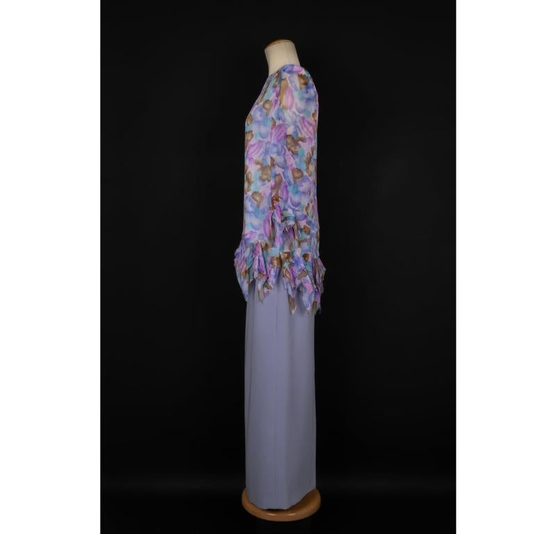 Pierre Cardin- (Made in France) Set in mussola di seta di colore viola composto da un top e una gonna. Non c'è un'etichetta che indichi la taglia o la composizione, ma si adatta a una 40FR. Da segnalare alcune macchie sul fondo della