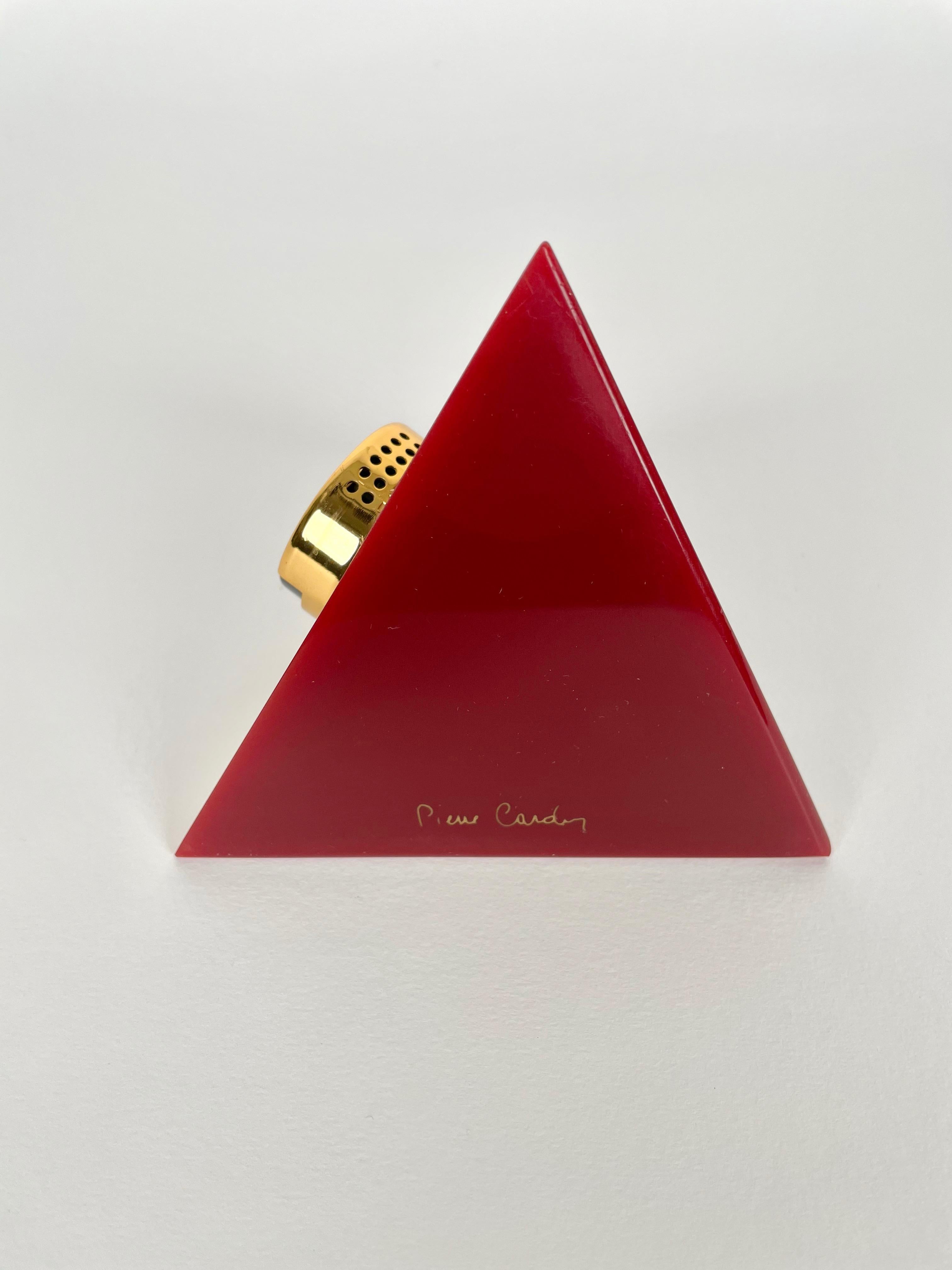 Pierre Cardin Pyramid Bordeaux Lucite Table Lighter, France, 1970s In Good Condition In Rome, IT
