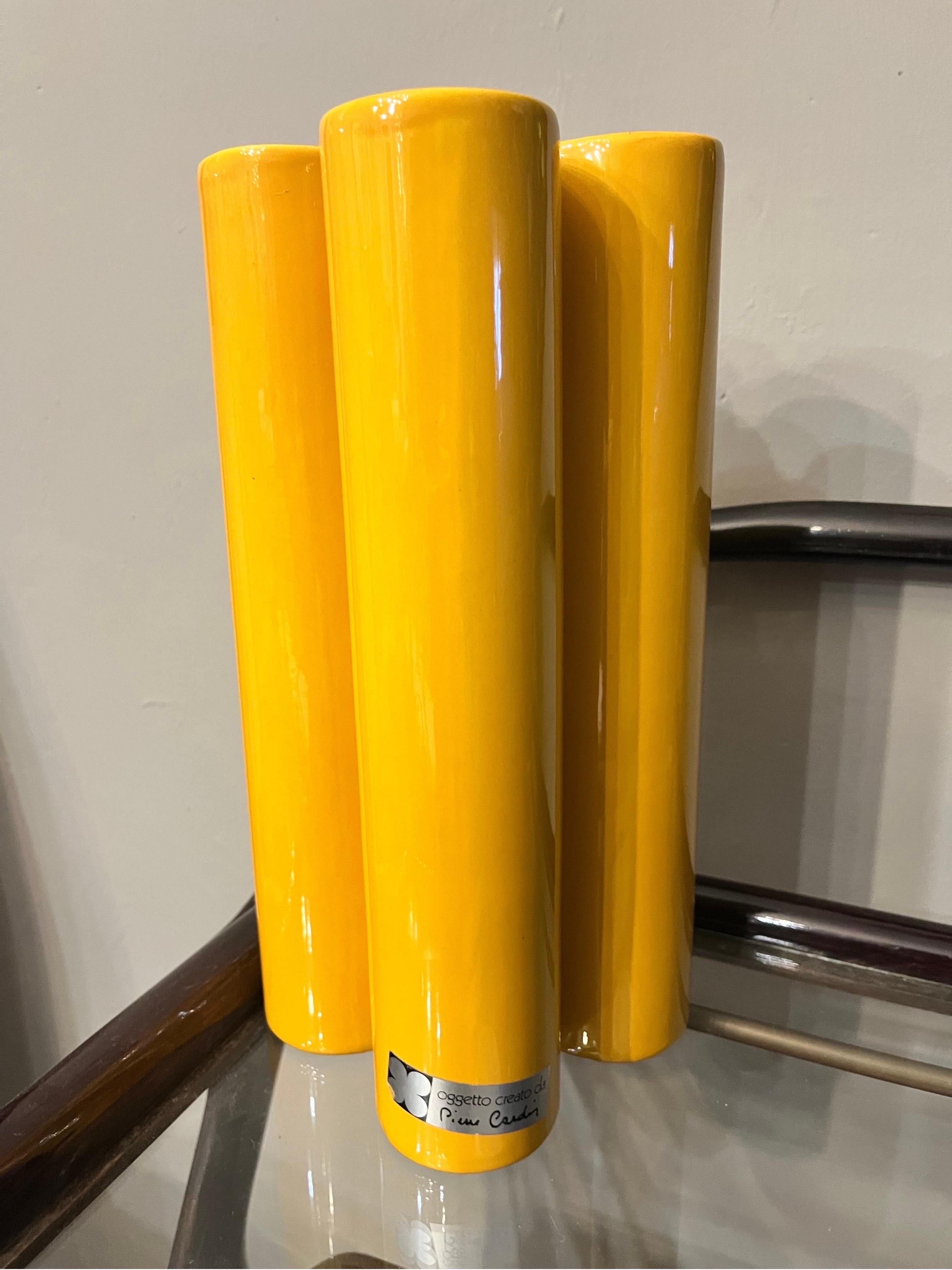 Quadrifoglio Vaso Giallo Vintage 

Pierre Cardin 

In buono stato conservativo come da foto 

Misure 

Cm 32 x cm 16 

Oggetto unico e di design 

Cool
