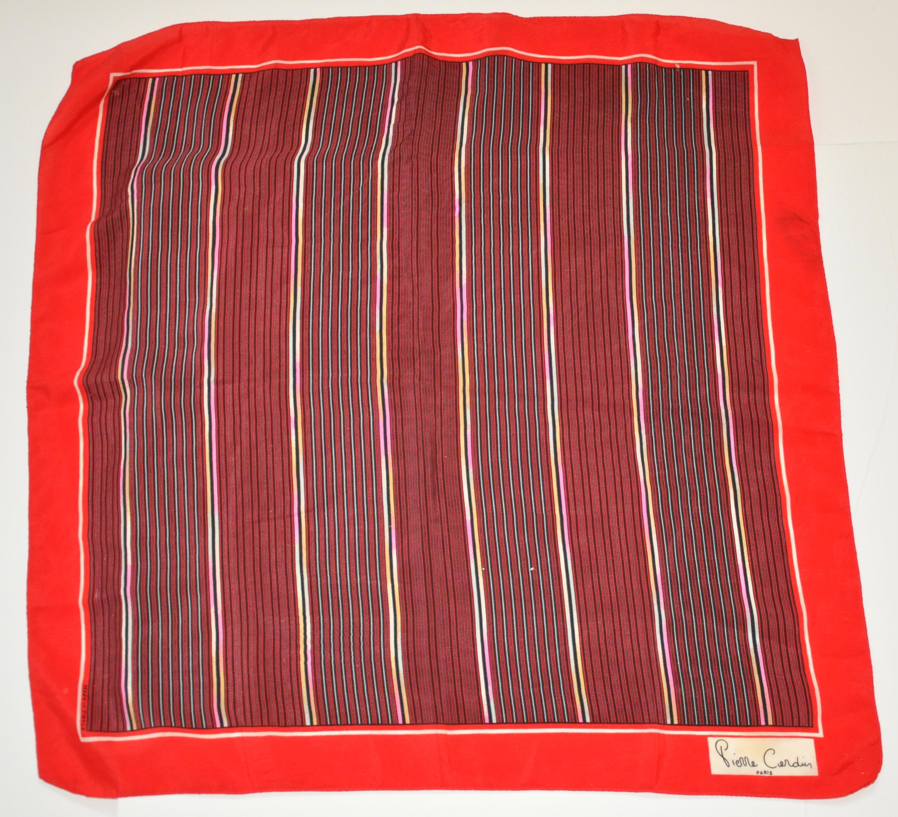        Foulard en soie Pierre Cardin avec des bordures rouges entourant le centre 