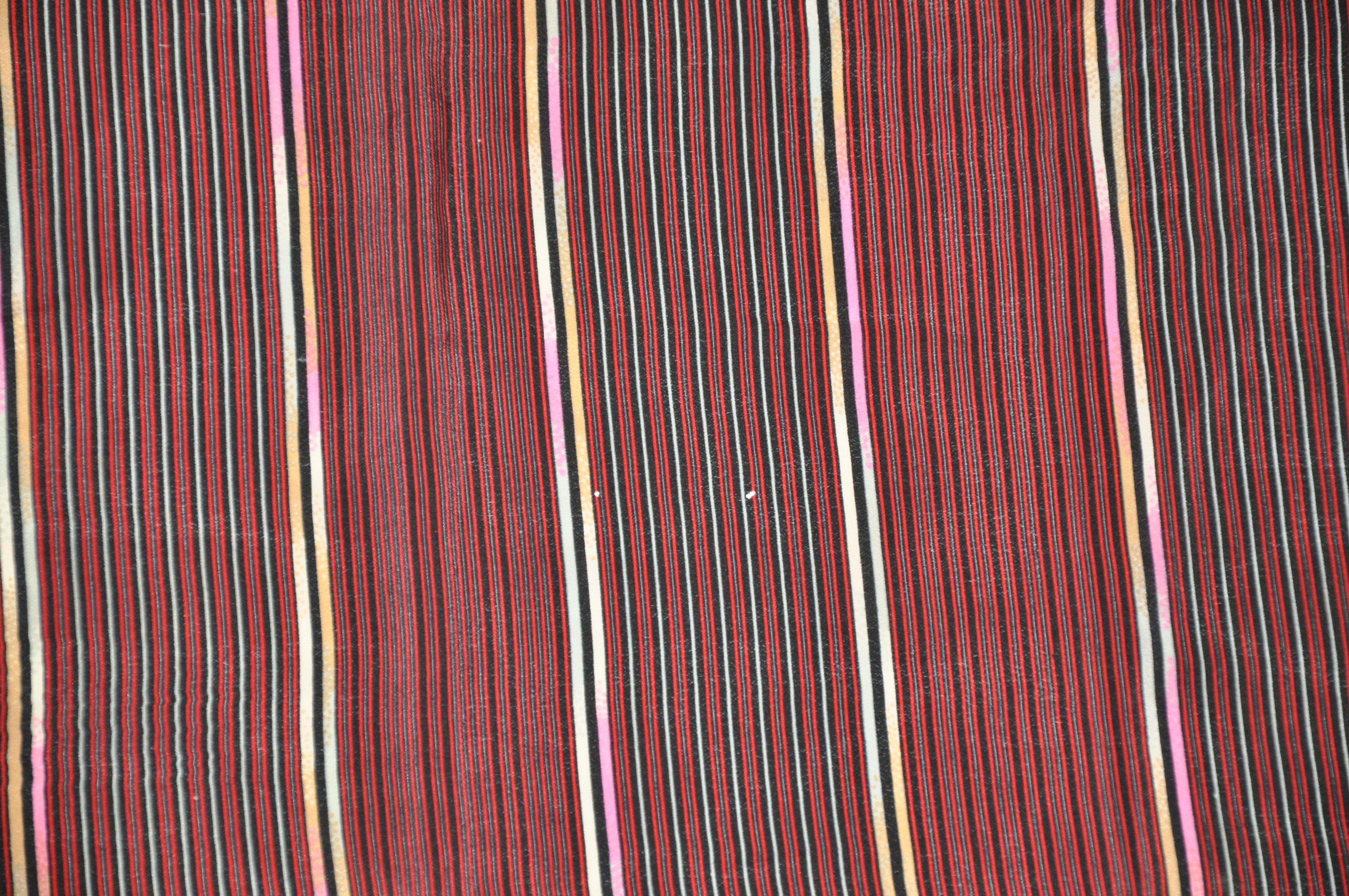 Pierre Cardin - Écharpe en soie à bordures rouges « Array of Stripes » État moyen - En vente à New York, NY