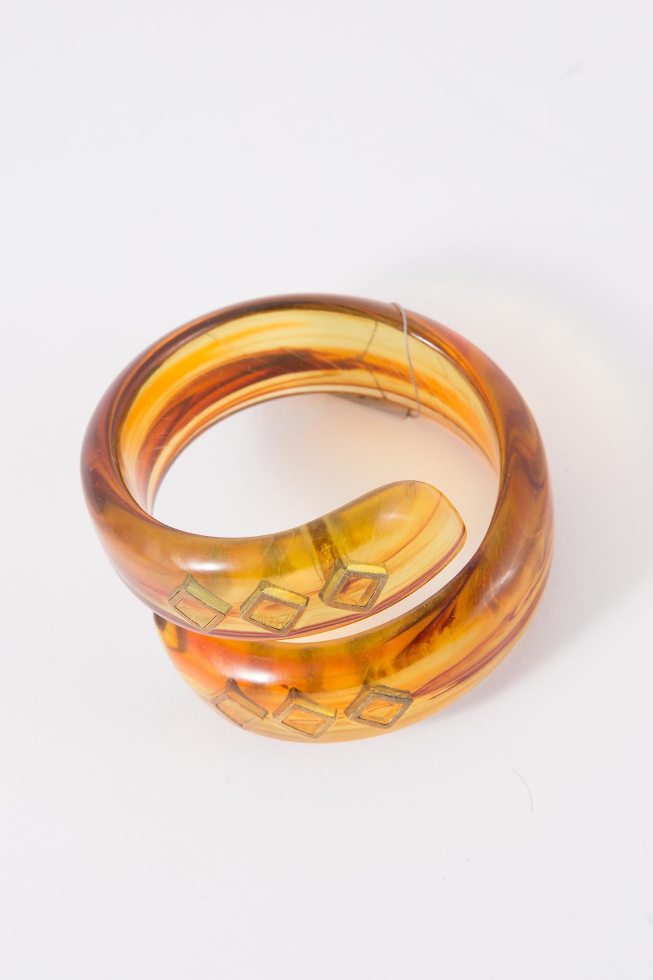 Le bracelet serpent en résine de Pierre Cardin présente un double cru, des détails dorés, une plaque intérieure Pierre Cardin.
Circa : 1960
En bon état vintage (quelques petites rayures à l'intérieur de la partie en résine).  
Diamètre intérieur 6