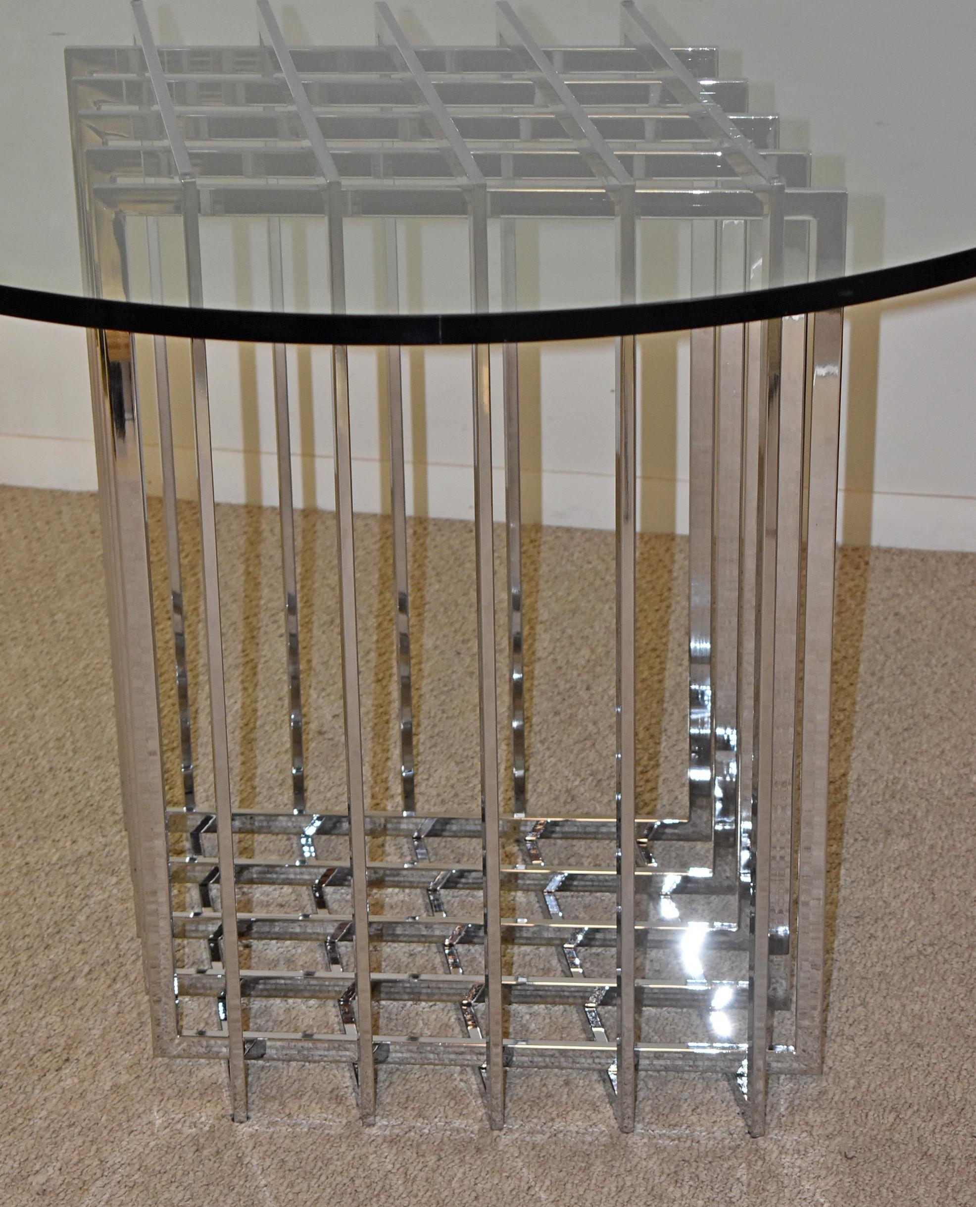 Pierre Cardin Sculptural Chrome Grid Table Base. Circa 1970-1979, Période moderne du milieu du siècle. Base de table dimensionnelle en forme de barre plate chromée. Formes réglables. Très bon état Vintage, nettoyé et poli en raison de l'usure due à