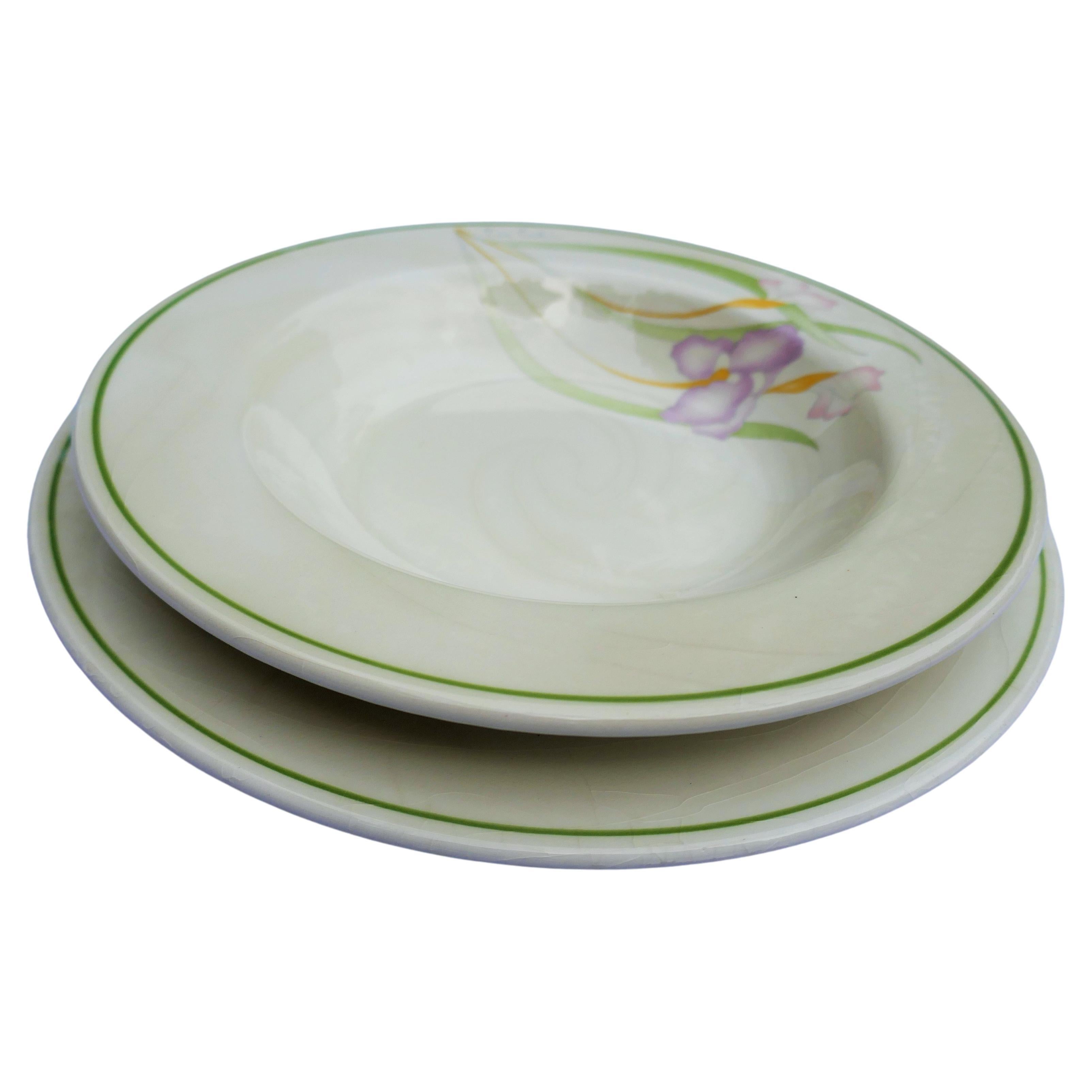 12 piatti 6 piani e 6 fondi di Pierre Cardin.
Ceramica craquele
Buone condizioni.
GrAzie