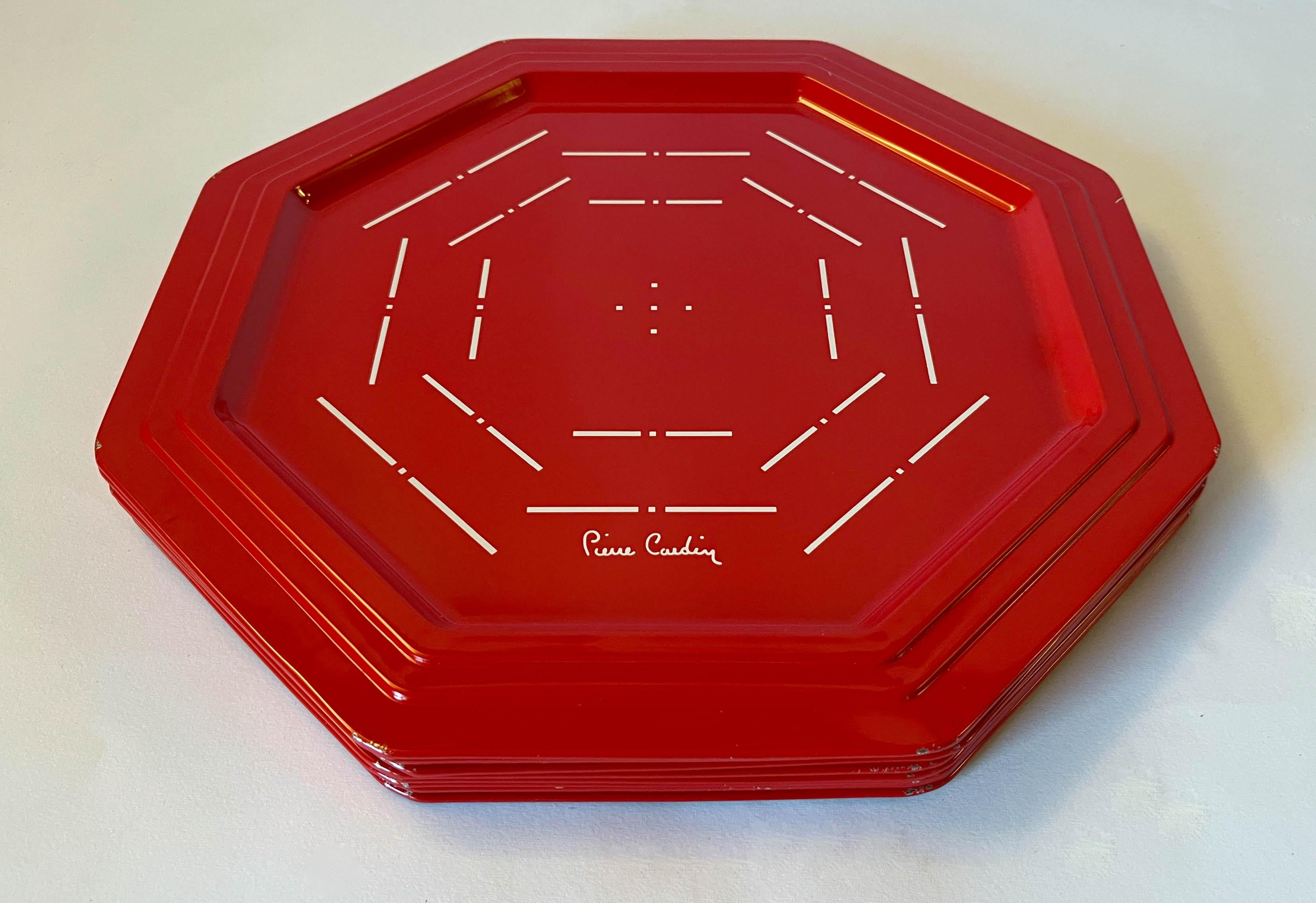 Pierre Cardin home Juego de 10 bandejas octogonales de metal esmaltado rojo vibrante para bar / Made in France circa 1980s
Marca de original en la bandeja
Diámetro: 14,5 pulgadas, altura 0,5 pulgadas
Juego de 10 disponible en stock en