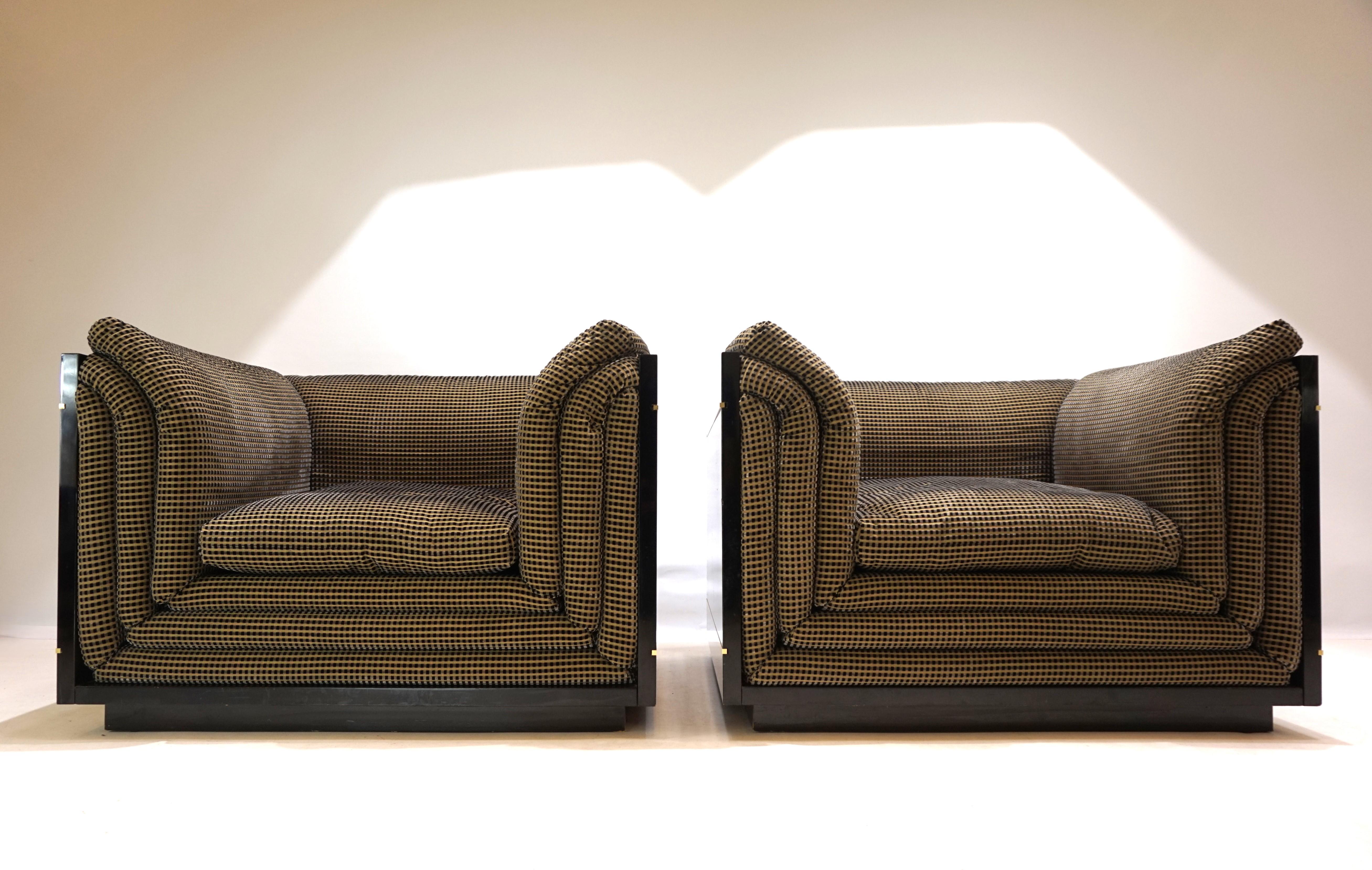 Cet exceptionnel ensemble de deux chaises longues de Pierre Cardin est en excellent état. Le design opulent du rembourrage, visuellement disposé en plusieurs couches, confère aux chaises un aspect extrêmement élégant et de haute qualité. Cet aspect
