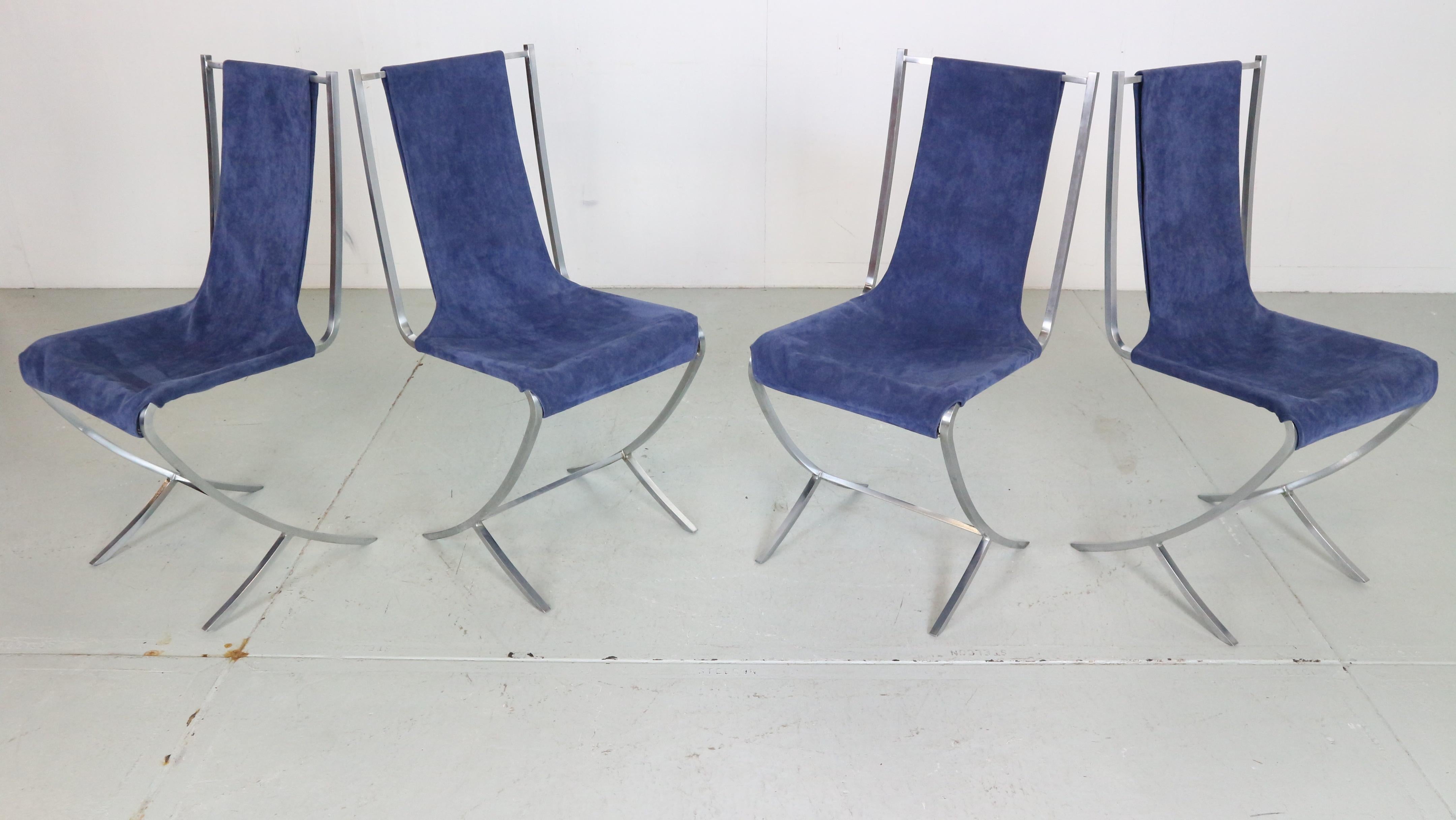 Cet ensemble de 4 chaises a été créé par le designer français d'avant-garde Pierre Cardin pour la célèbre société de décoration d'intérieur Maison Jansen, dans les années 1970 en France.

Vous pouvez vous allonger sur un velours bleu extravagant,