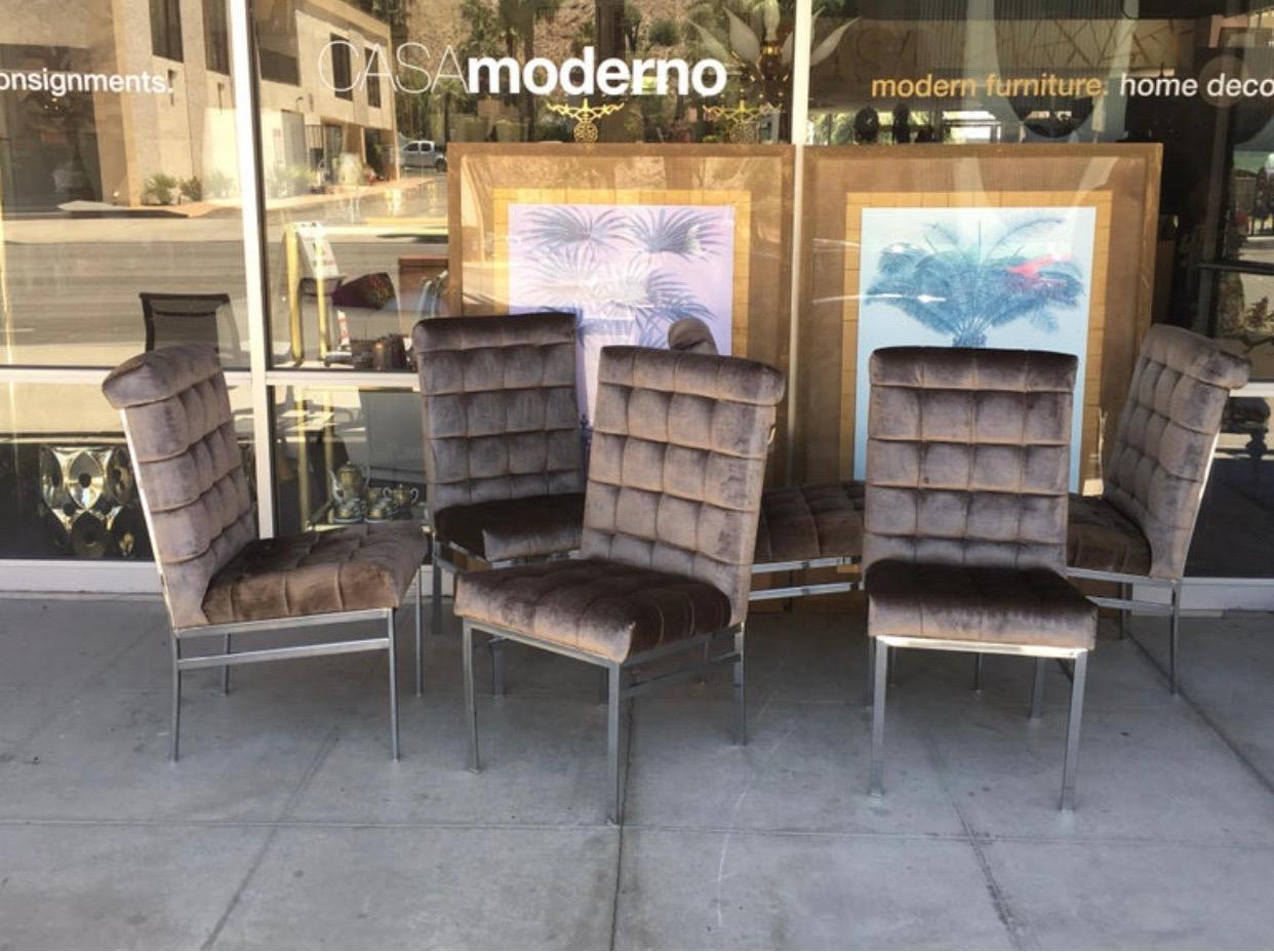Cet ensemble de six chaises Pierre Cardin rares provient d'un domaine vintage haut de gamme de Palm Springs. Achetées au propriétaire d'origine, elles étaient en velours couleur feu, mais nous les avons améliorées en un magnifique velours ancien