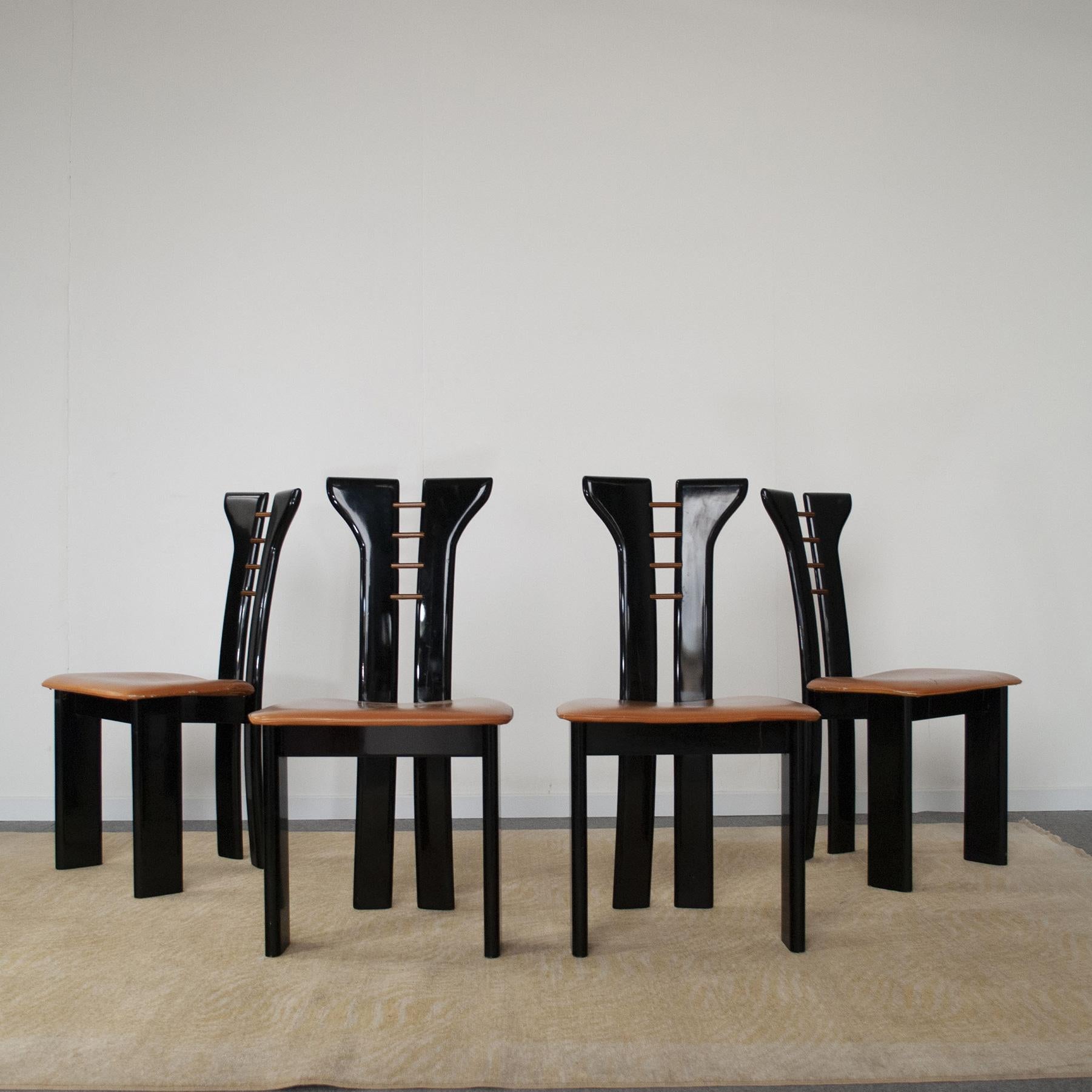 Set für vier Stühle des französischen Designers Pierre Cardin aus schwarz lackiertem Holz mit cognacfarbenem Ledersitz Französische Produktion Ende der 70er Jahre.
Die Sitze haben Risse, sie können durch das gleiche Leder ersetzt werden.