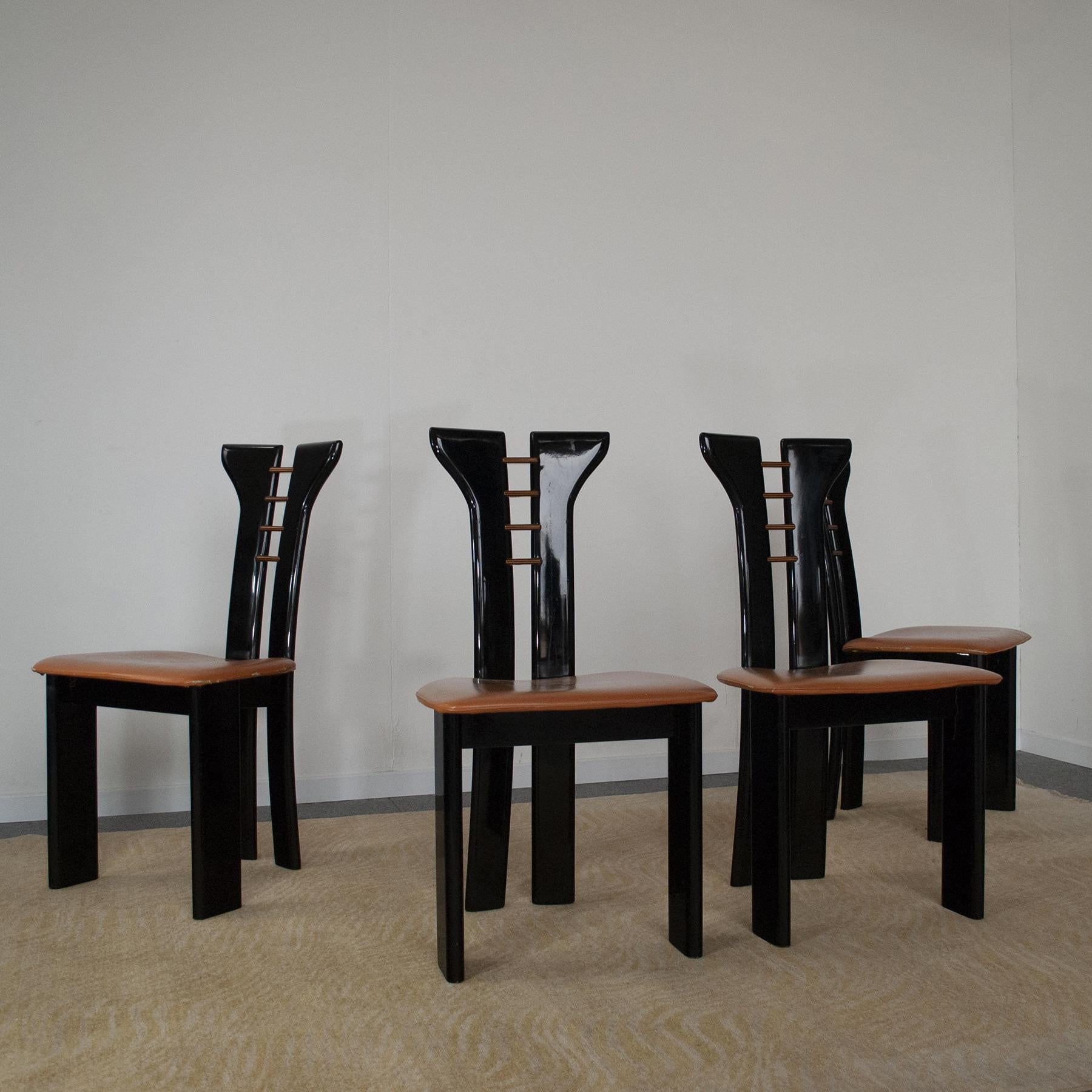 Set aus vier Stühlen von Pierre Cardin aus den späten siebziger Jahren (Moderne der Mitte des Jahrhunderts) im Angebot