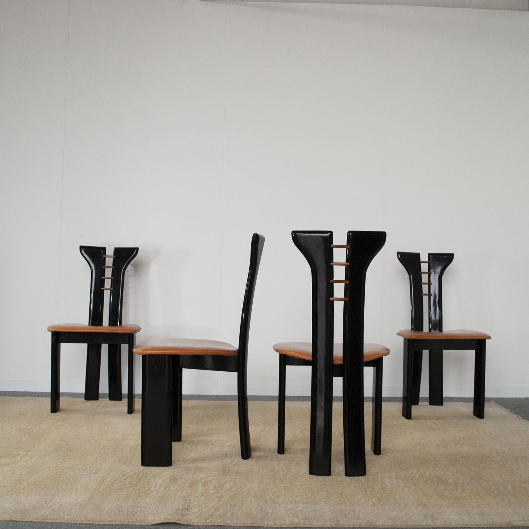 Set aus vier Stühlen von Pierre Cardin aus den späten siebziger Jahren (Leder) im Angebot