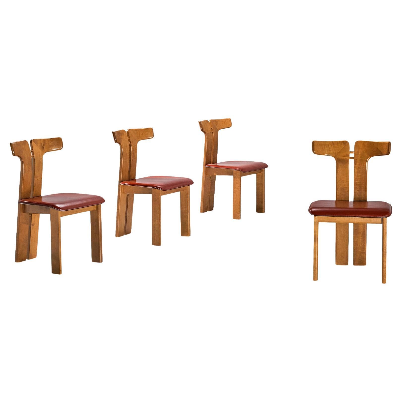 Pierre Cardin: Satz von vier Esszimmerstühlen aus Nussbaumholz und rotem Leder 
