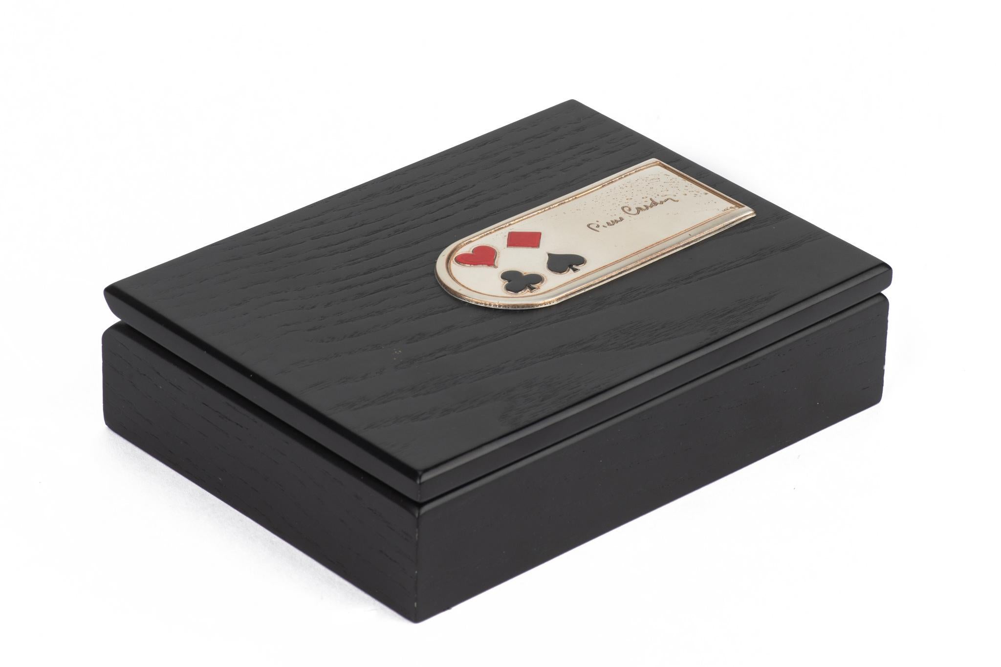Le carte da gioco Pierre Cardin hanno una plastificazione antiaderente 